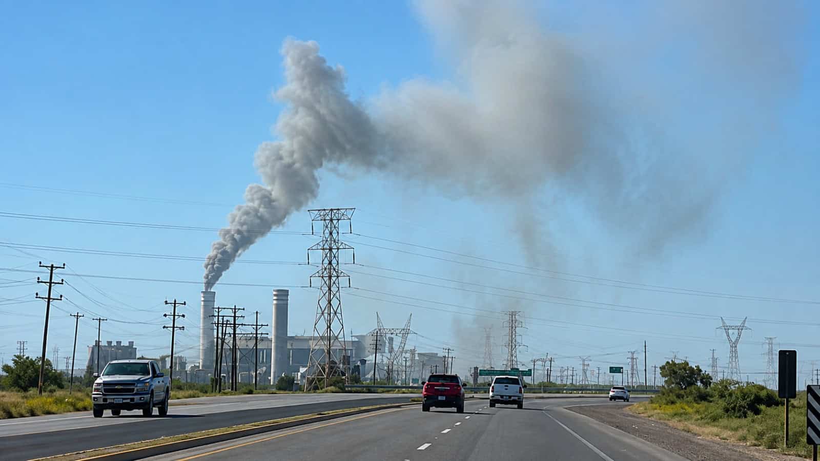 Preocupan las emisiones de humo en la termoeléctrica Río Escondido.
