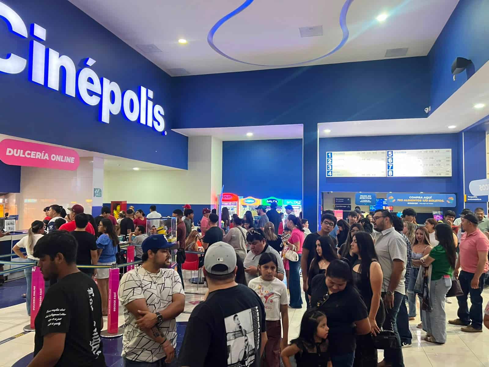 Afluencia r&eacute;cord en cines de Ciudad Acu&ntilde;a por estreno de pel&iacute;cula de superh&eacute;roes
