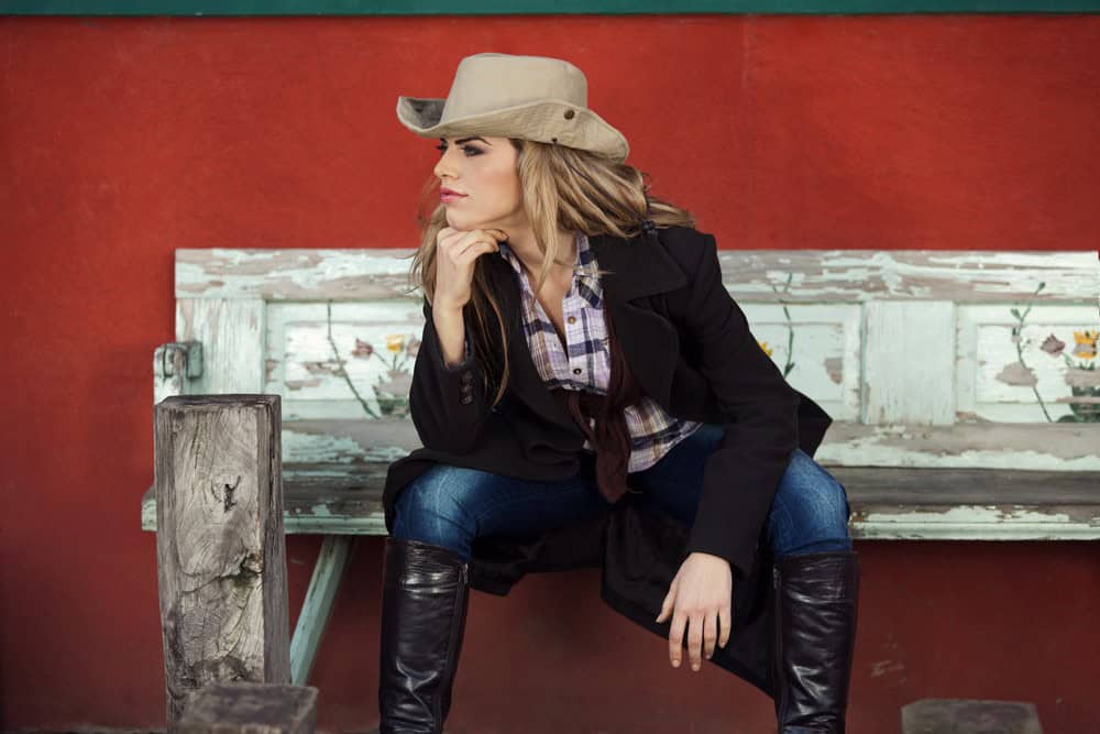 Cómo hacer un outfit vaquero de mujer con estilo auténtico Cómo hacer un outfit vaquero de mujer con estilo auténtico