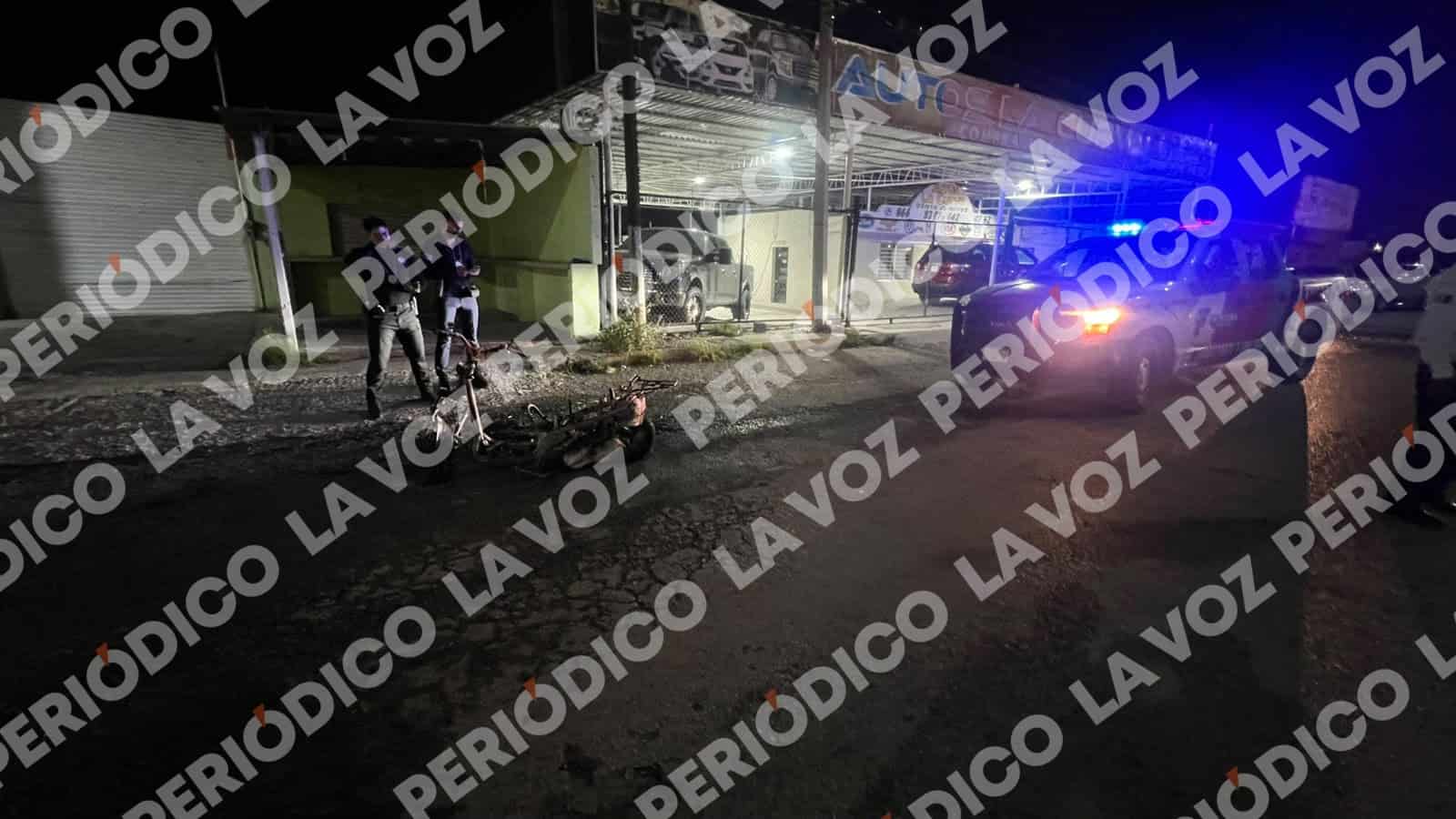 Se quema moto en la carretea 30