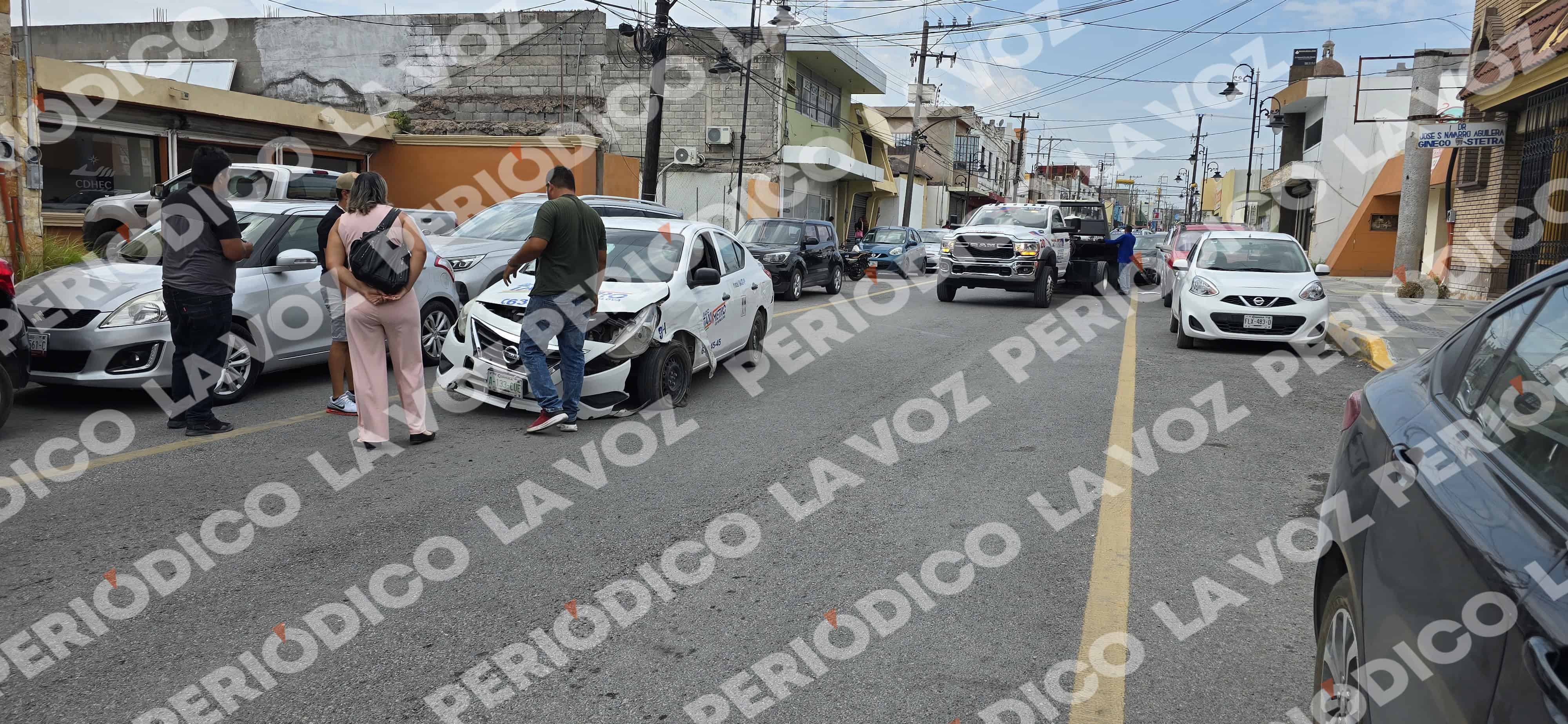 La &acute;arremanga&acute; taxi al  intentar estacionarse
