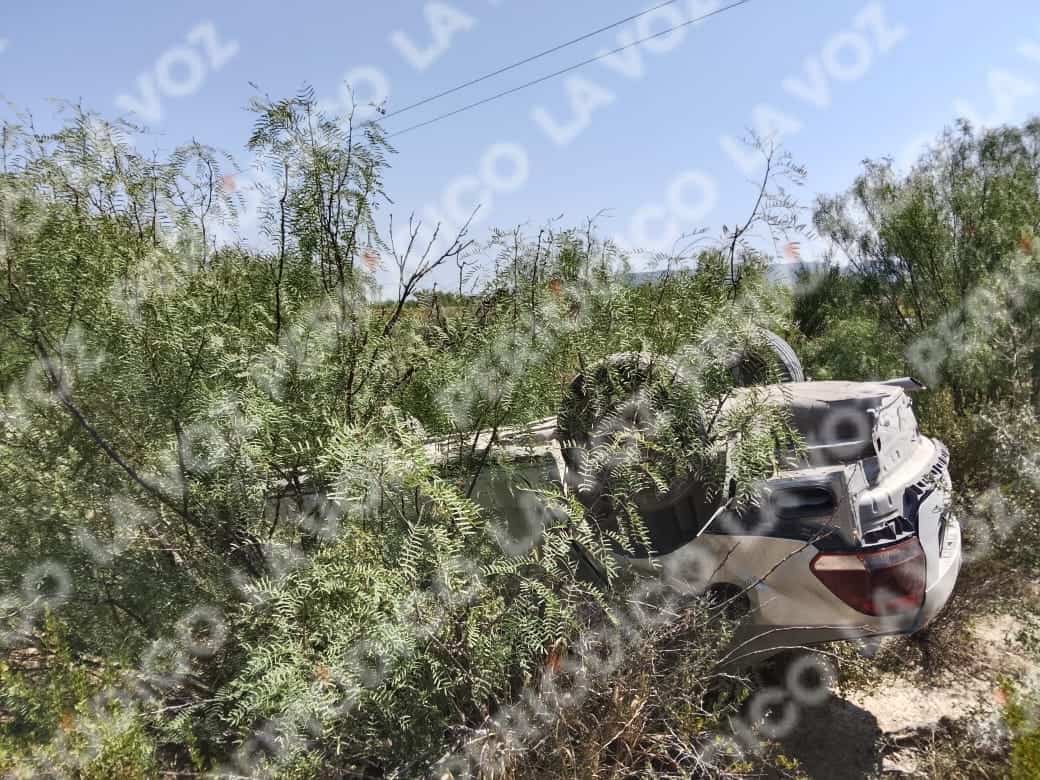 Esquiva bache y vuelca en la carretera 57