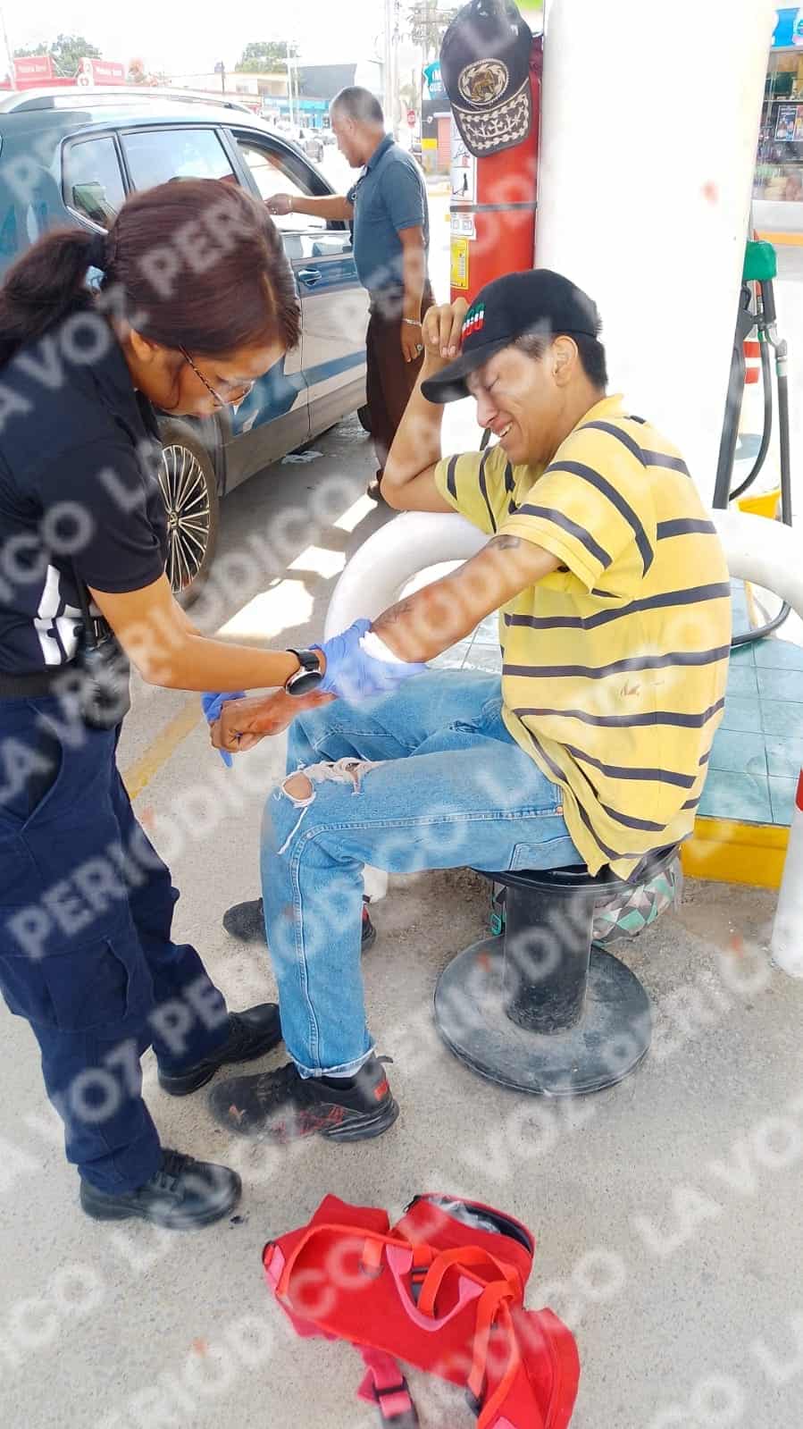 Hieren a despachador para robarle el celular