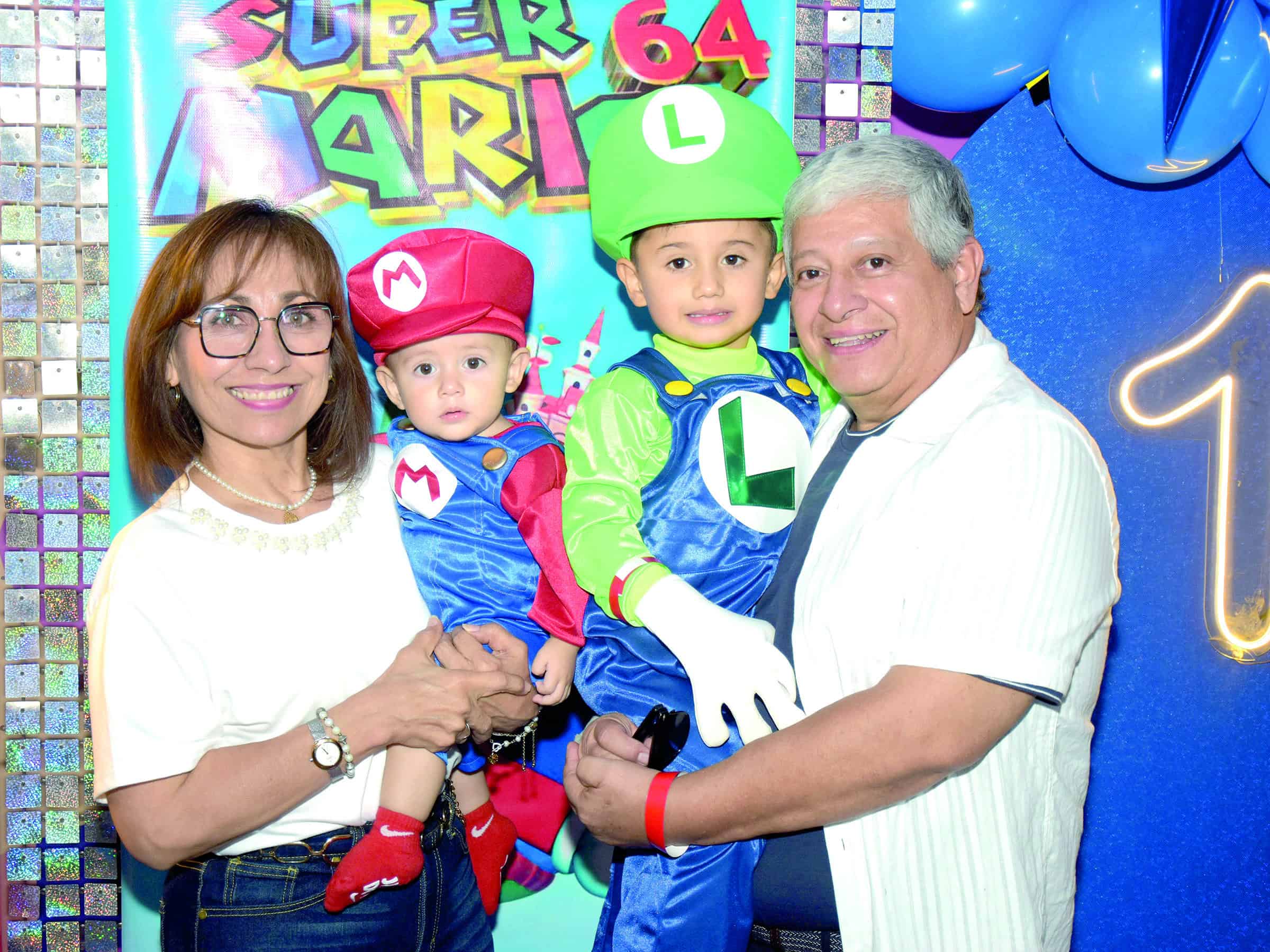Fiesta de cumplea&ntilde;os para Leonel y Marco Reyna en sal&oacute;n de eventos