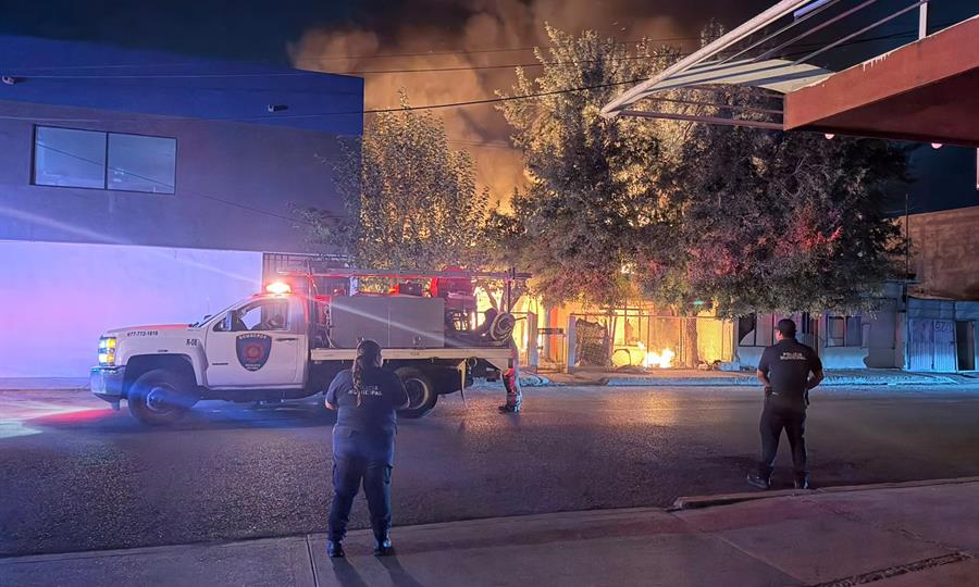 Incendio consume vivienda abandonada en el centro de Ciudad Acuña