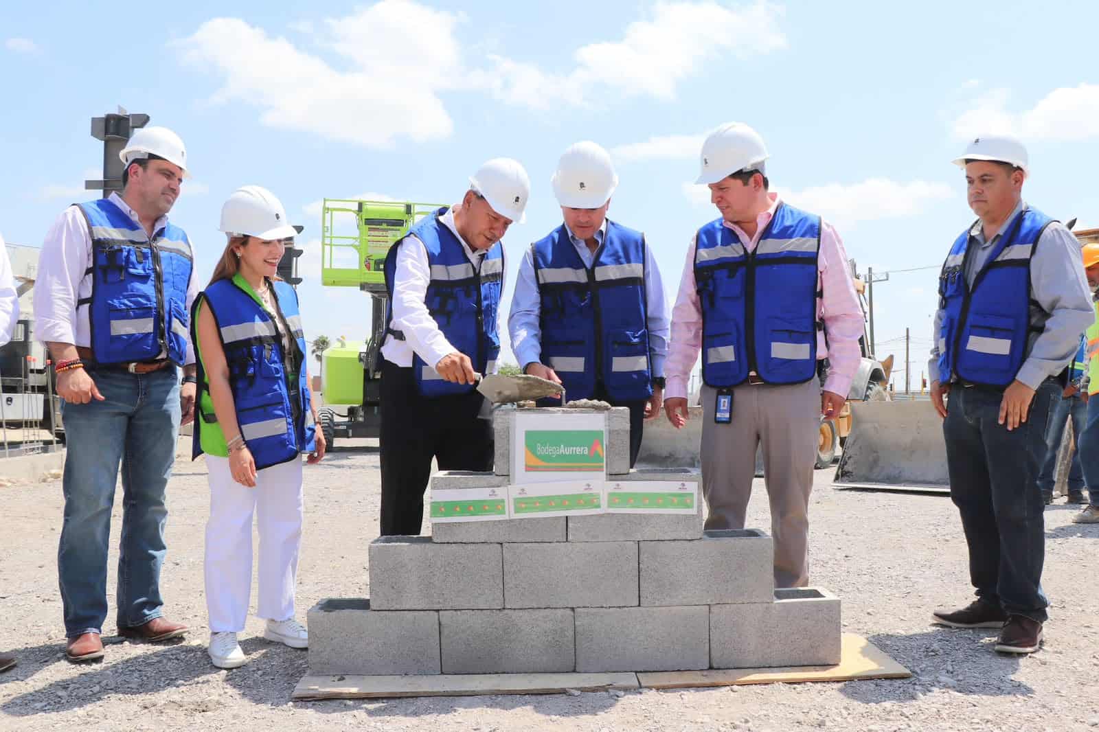Colocan primera piedra de Bodega Aurrerá en Nueva Rosita; inversión de 100 MDP generará 60 empleos Colocan primera piedra de Bodega Aurrerá en Nueva Rosita; inversión de 100 MDP generará 60 empleos