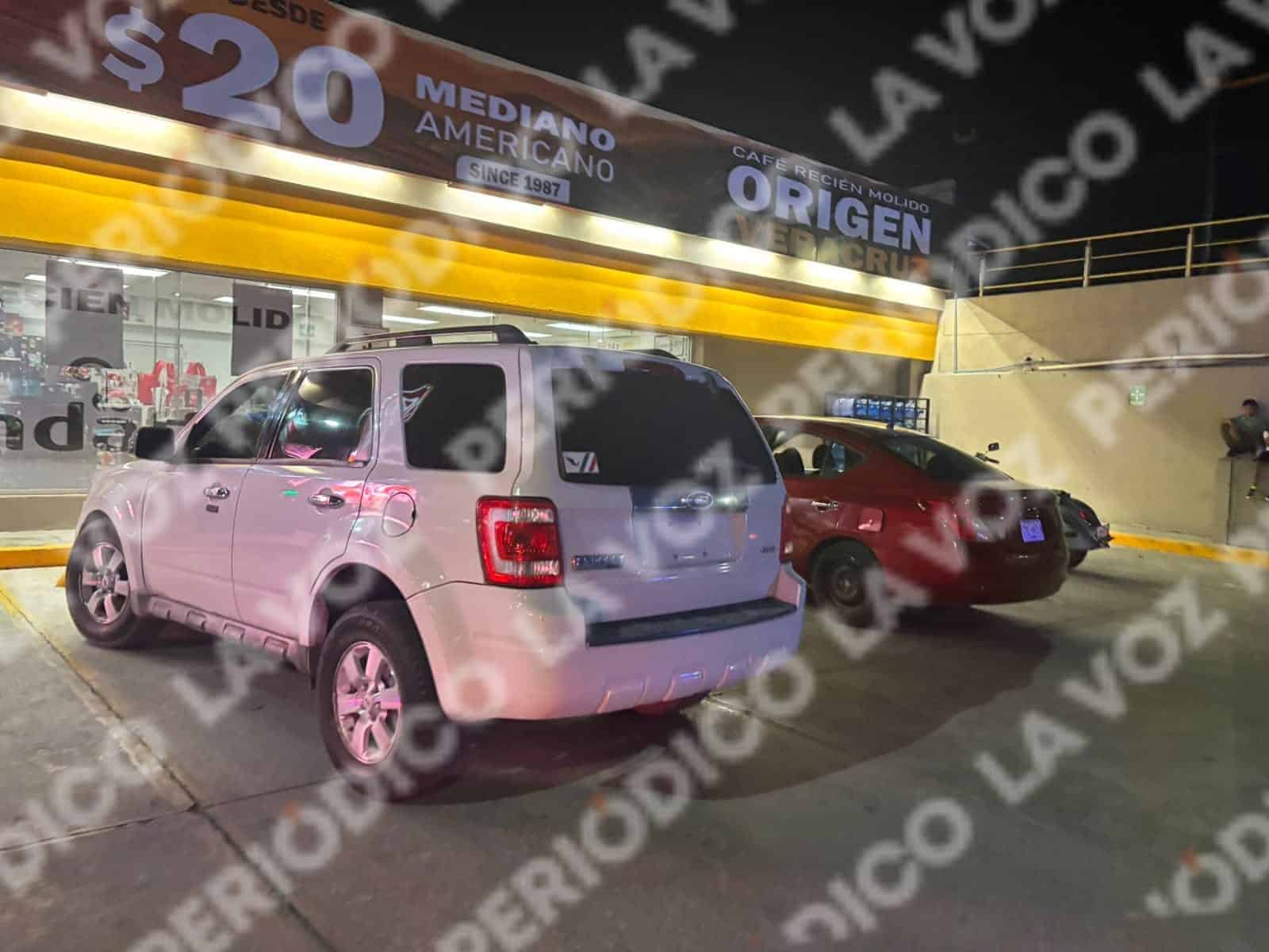 Invade carril y manda camioneta al camellón en el Pape
