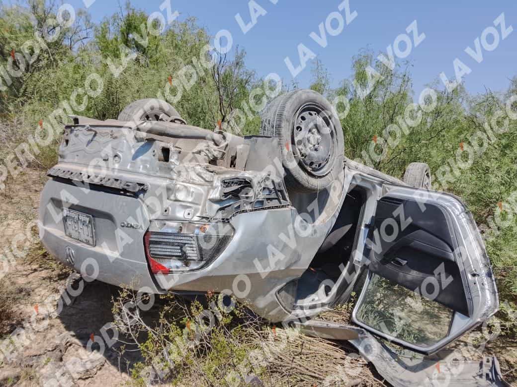 Hombre lesionado tras esquivar bache en carretera