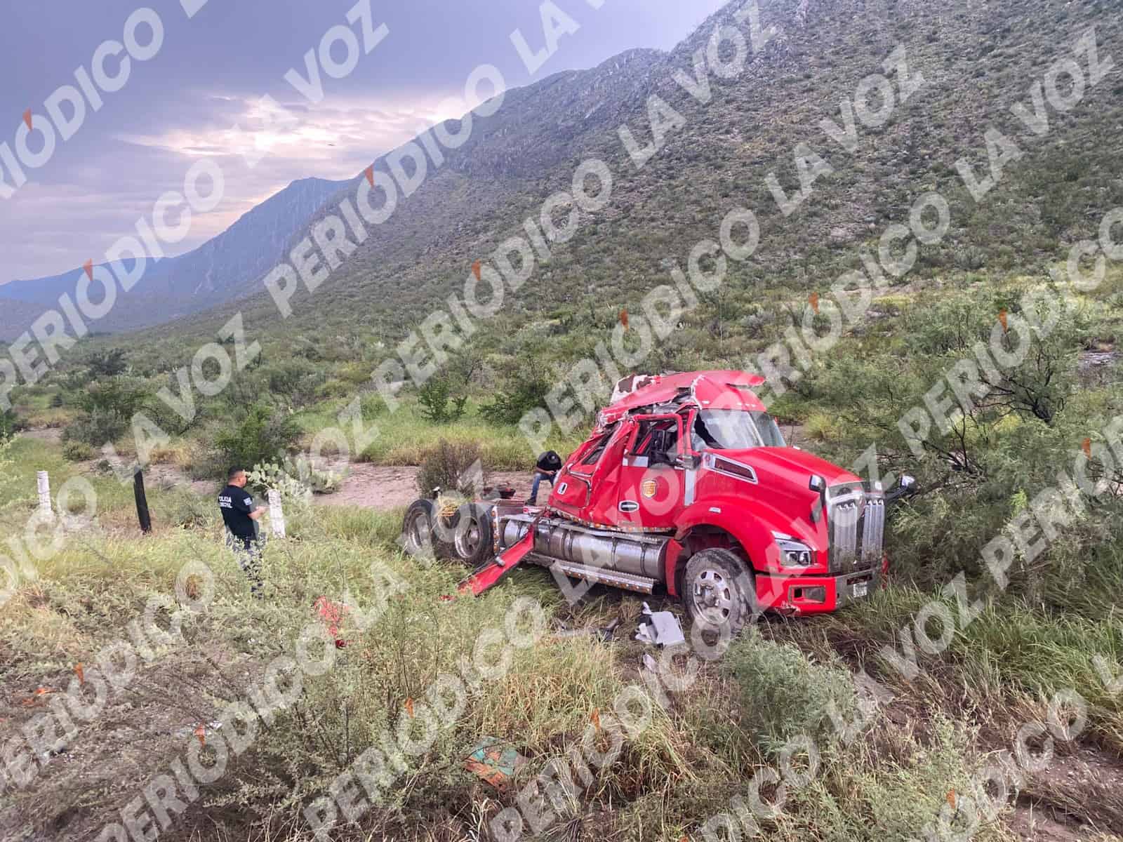Vuelca tr&aacute;iler con  juegos mec&aacute;nicos