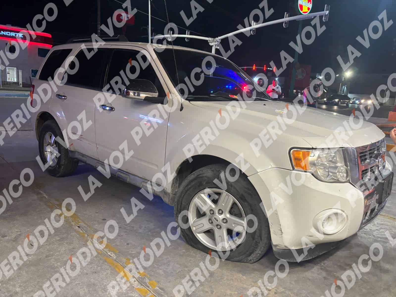 Invade carril y  choca camioneta