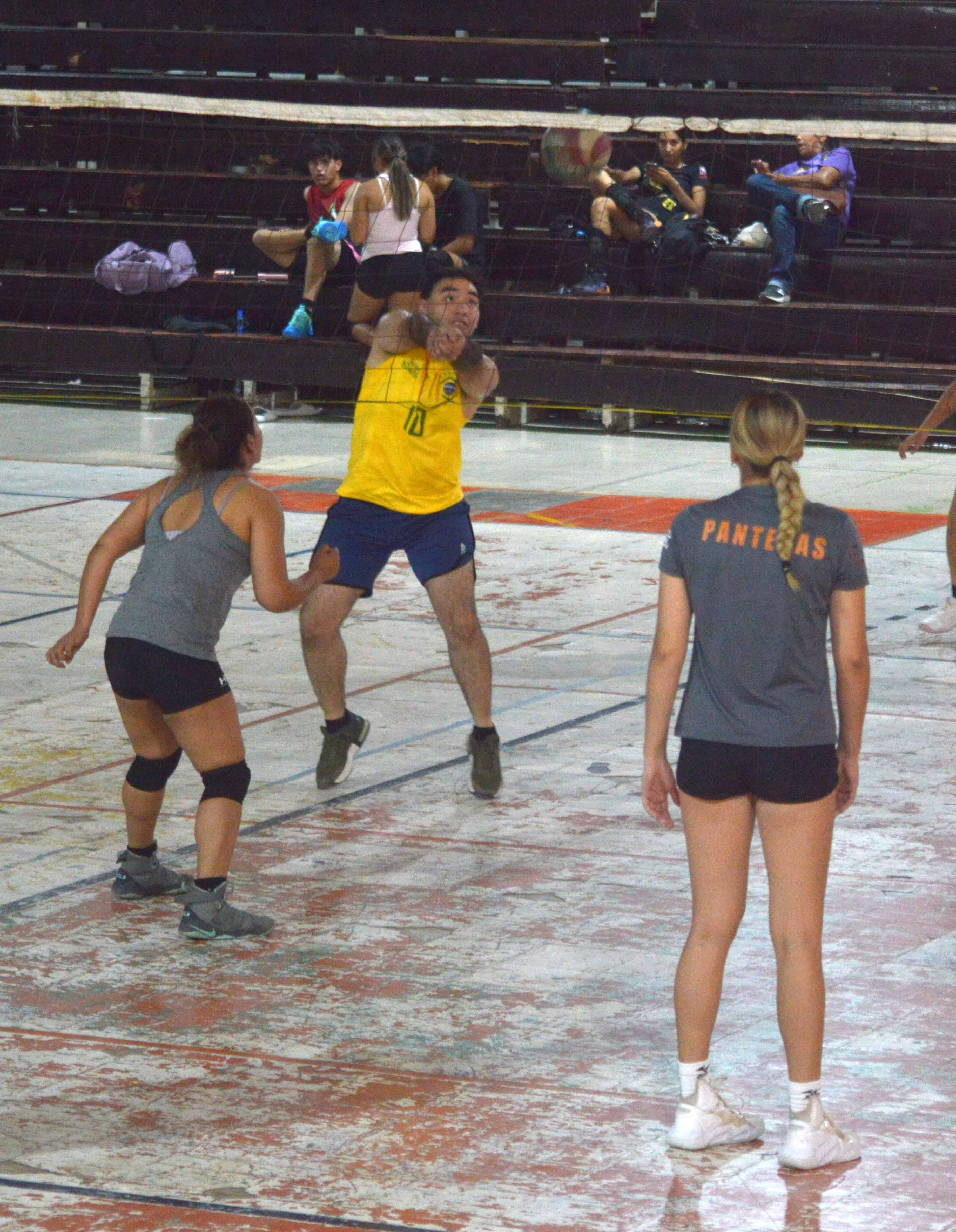 La Familia supera a Ajolotes en la Liga de V&oacute;leibol Rangelitos