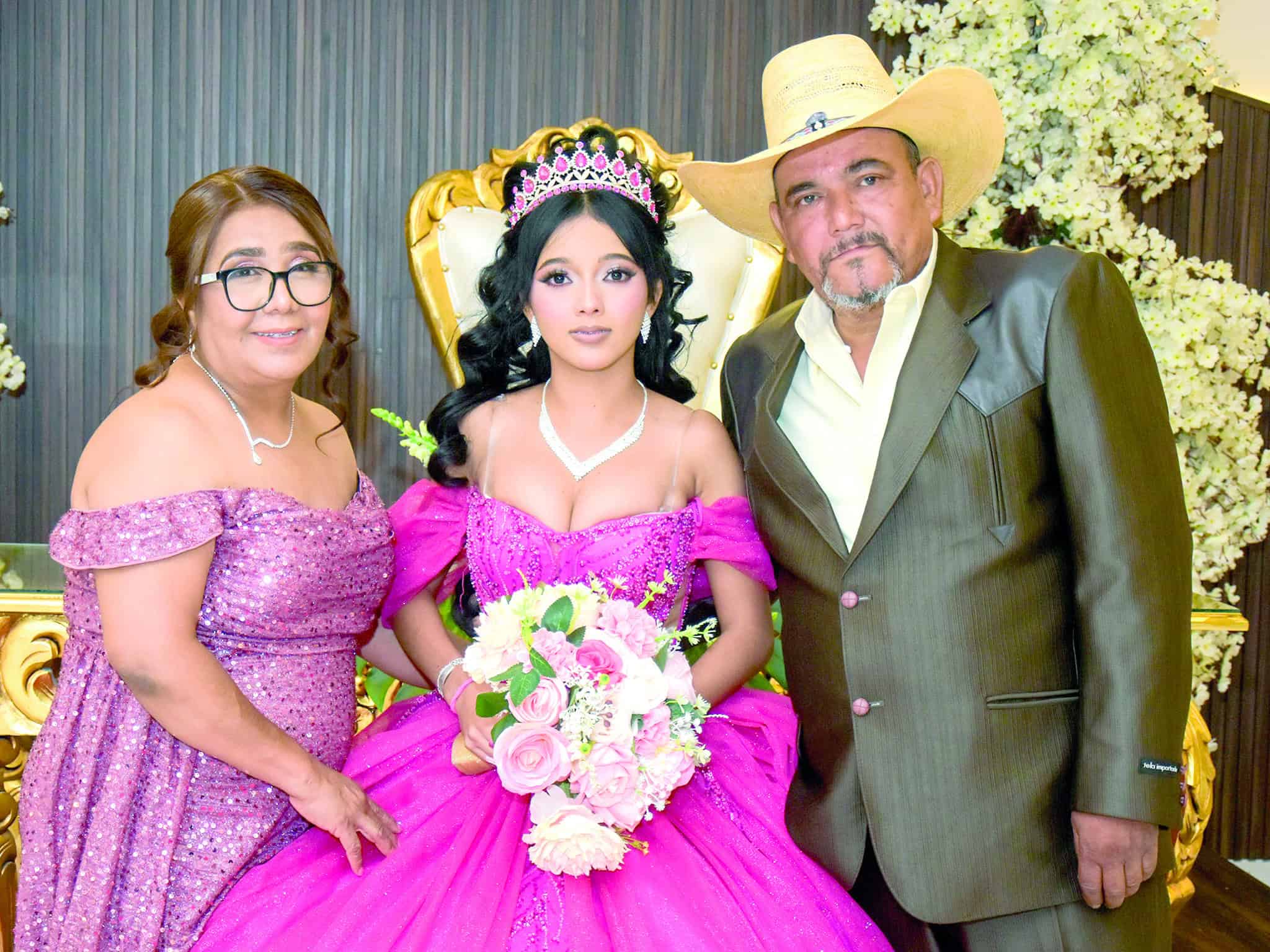 Nicole Elizalde celebra sus XV a&ntilde;os en emotiva recepci&oacute;n familiar