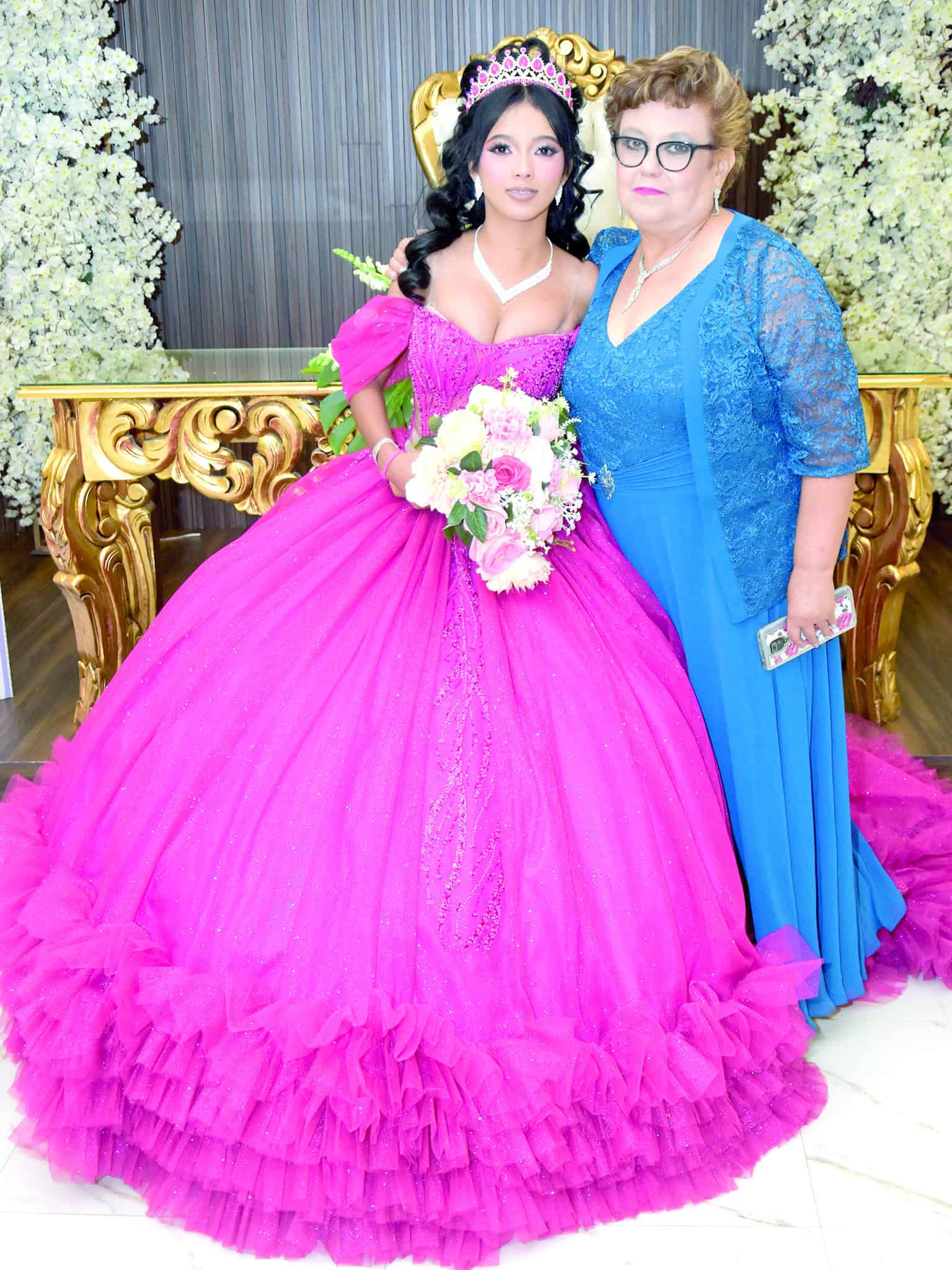 Nicole Elizalde celebra sus XV a&ntilde;os en emotiva recepci&oacute;n familiar