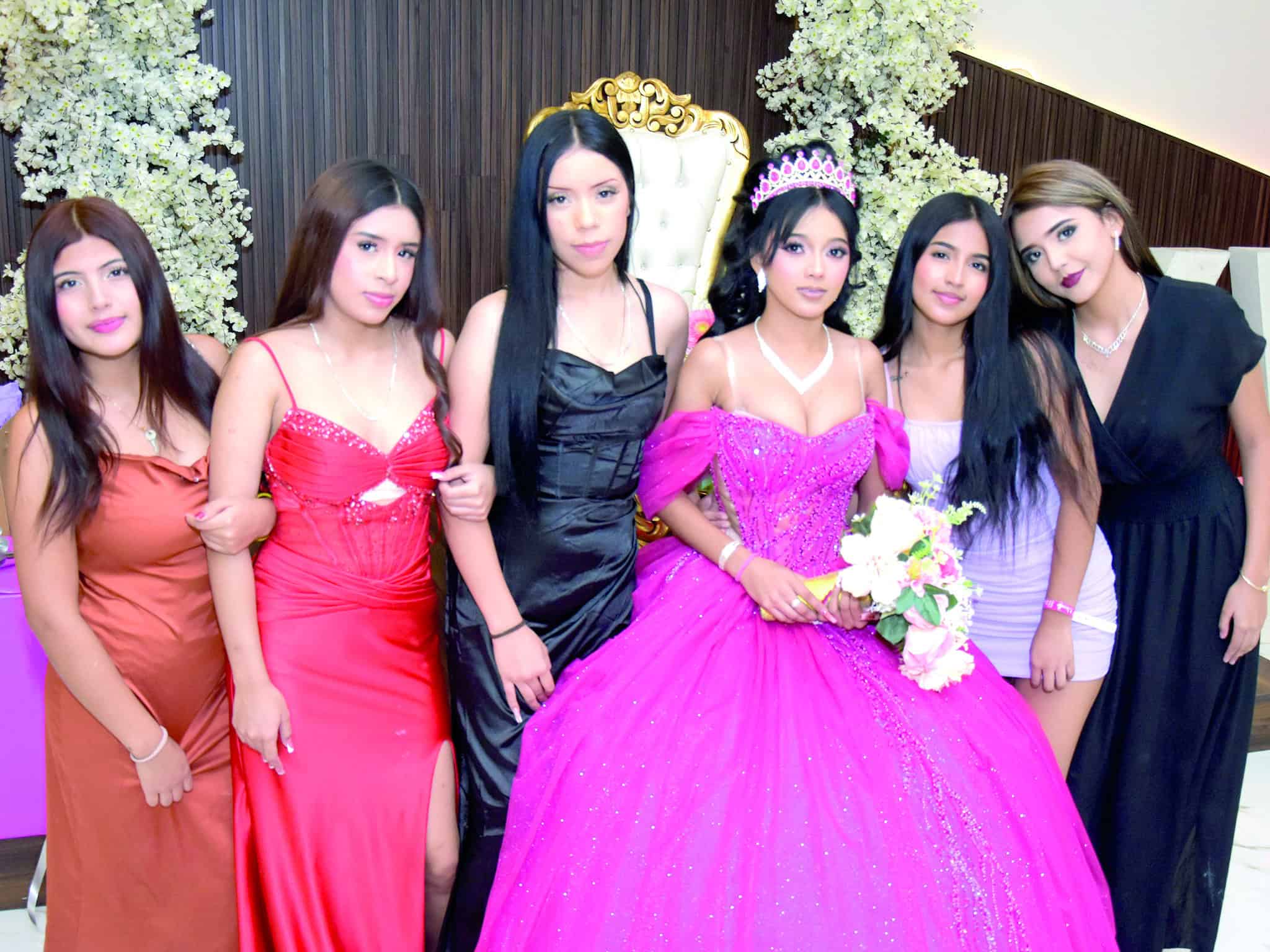 Nicole Elizalde celebra sus XV a&ntilde;os en emotiva recepci&oacute;n familiar
