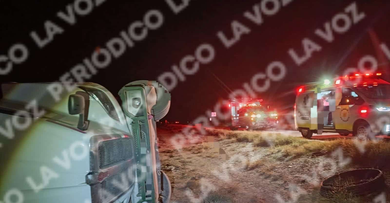 El tractocamión terminó recostado sobre su costado derecho después de salir de la carretera federal 57.