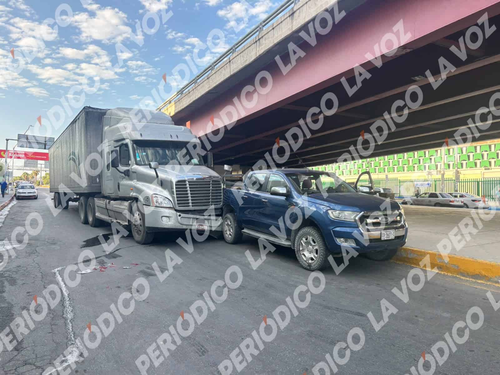 Accidente en Monclova: tr&aacute;iler sin frenos impacta camioneta Ford Ranger