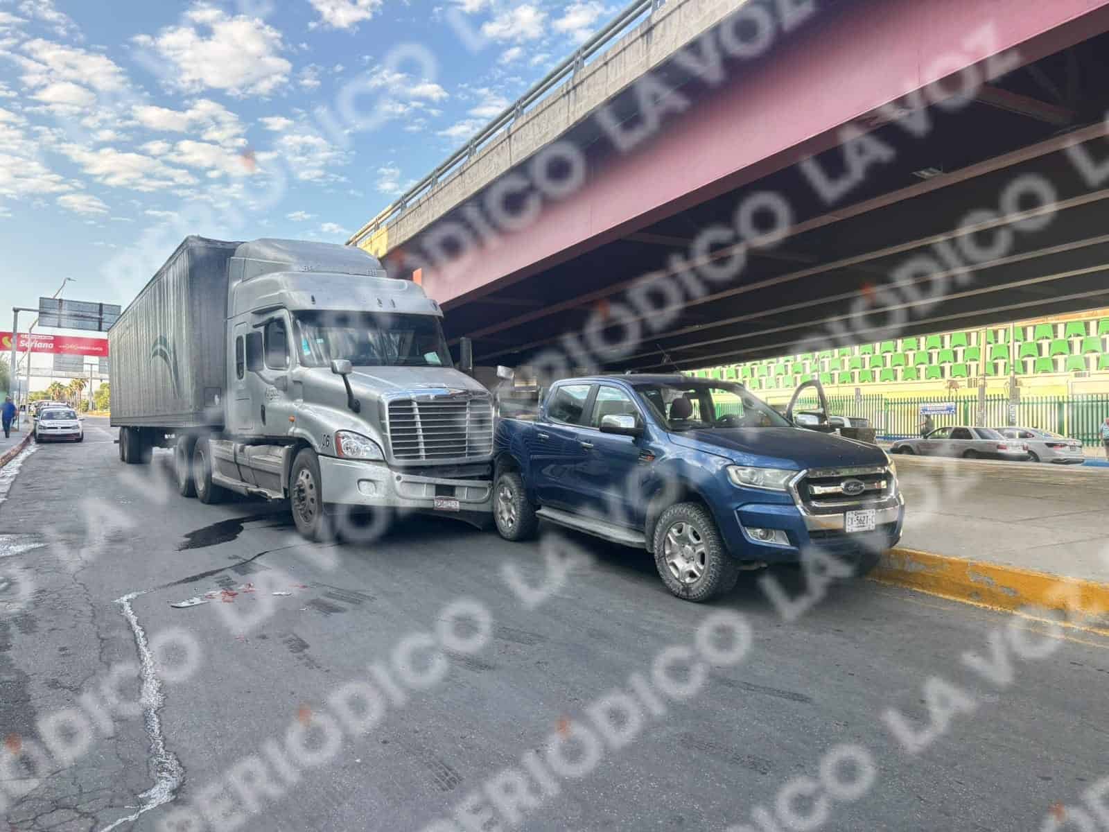 Tr&aacute;iler &acute;endemoniado&acute; se queda sin frenos; chofer evita tragedia