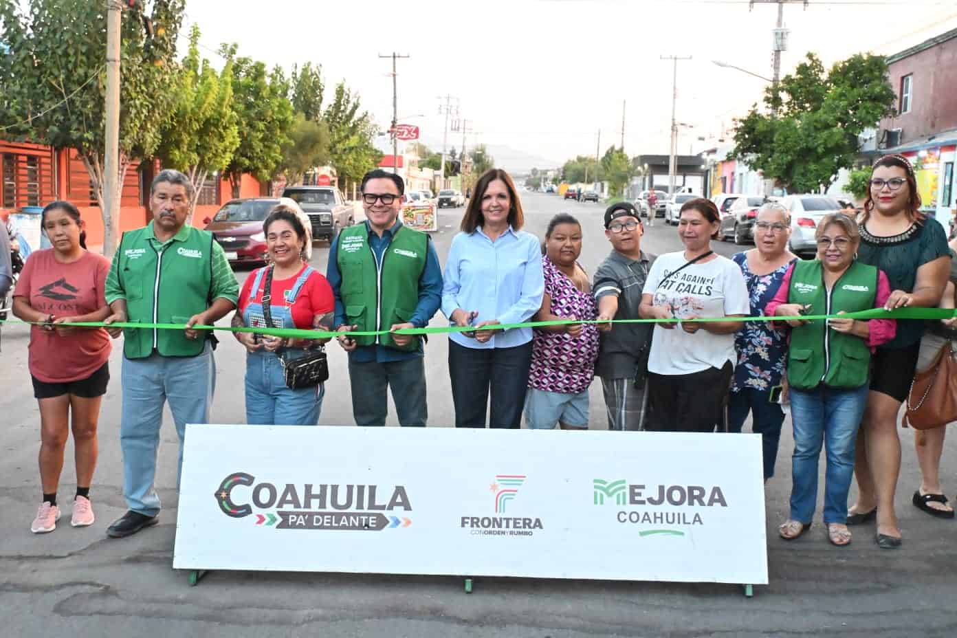 Entrega  Sari P&eacute;rez obra de recarpeteo en la colonia Guadalupe Borja
