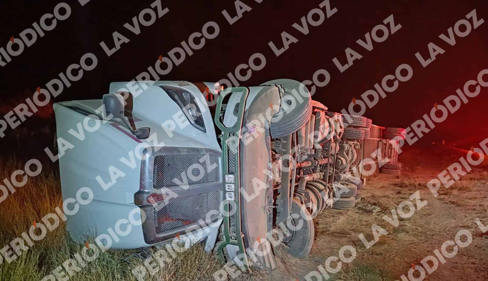 Trailero sufre accidente en Escobedo