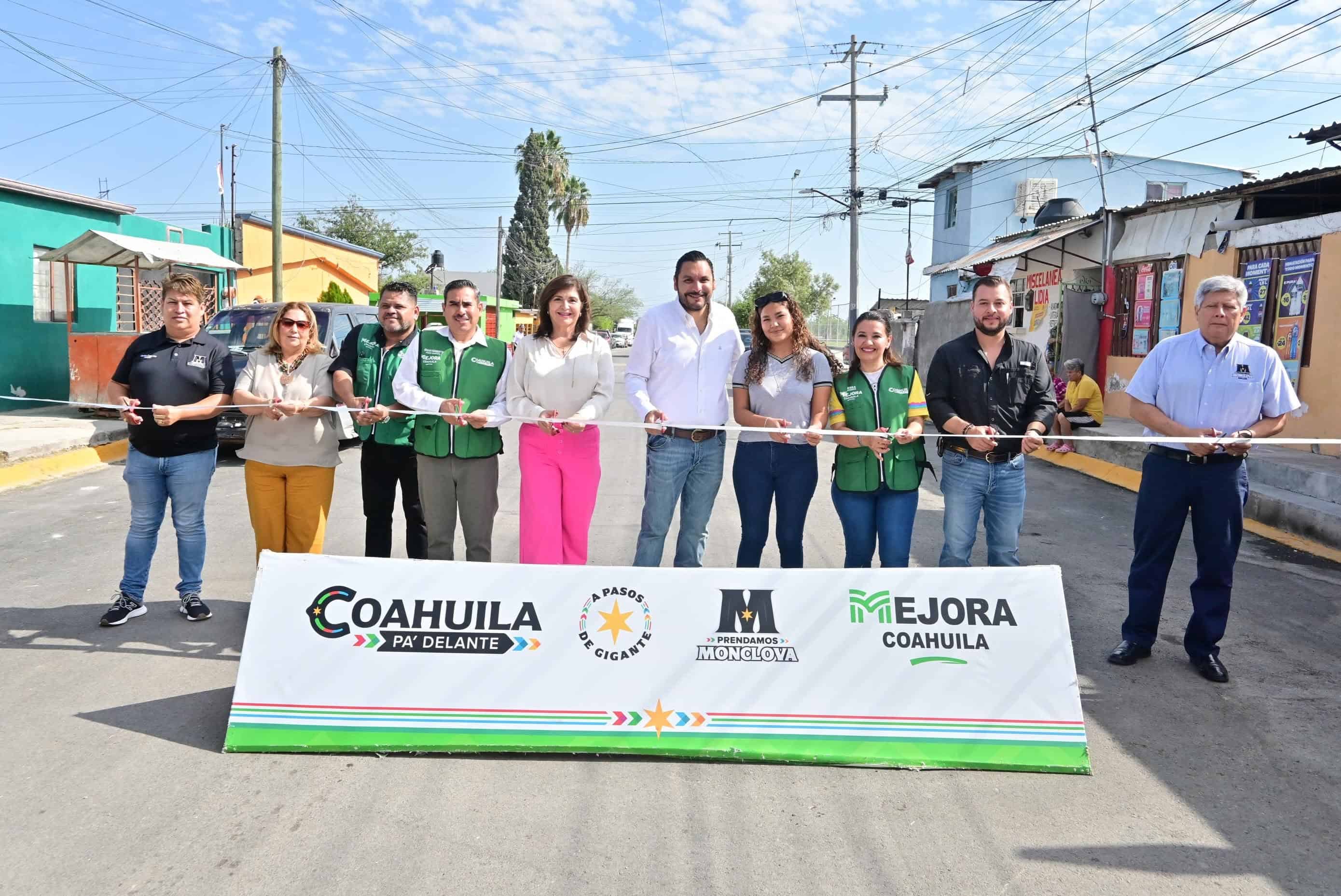Carlos Villarreal entrega obras de pavimentaci&oacute;n en Monclova