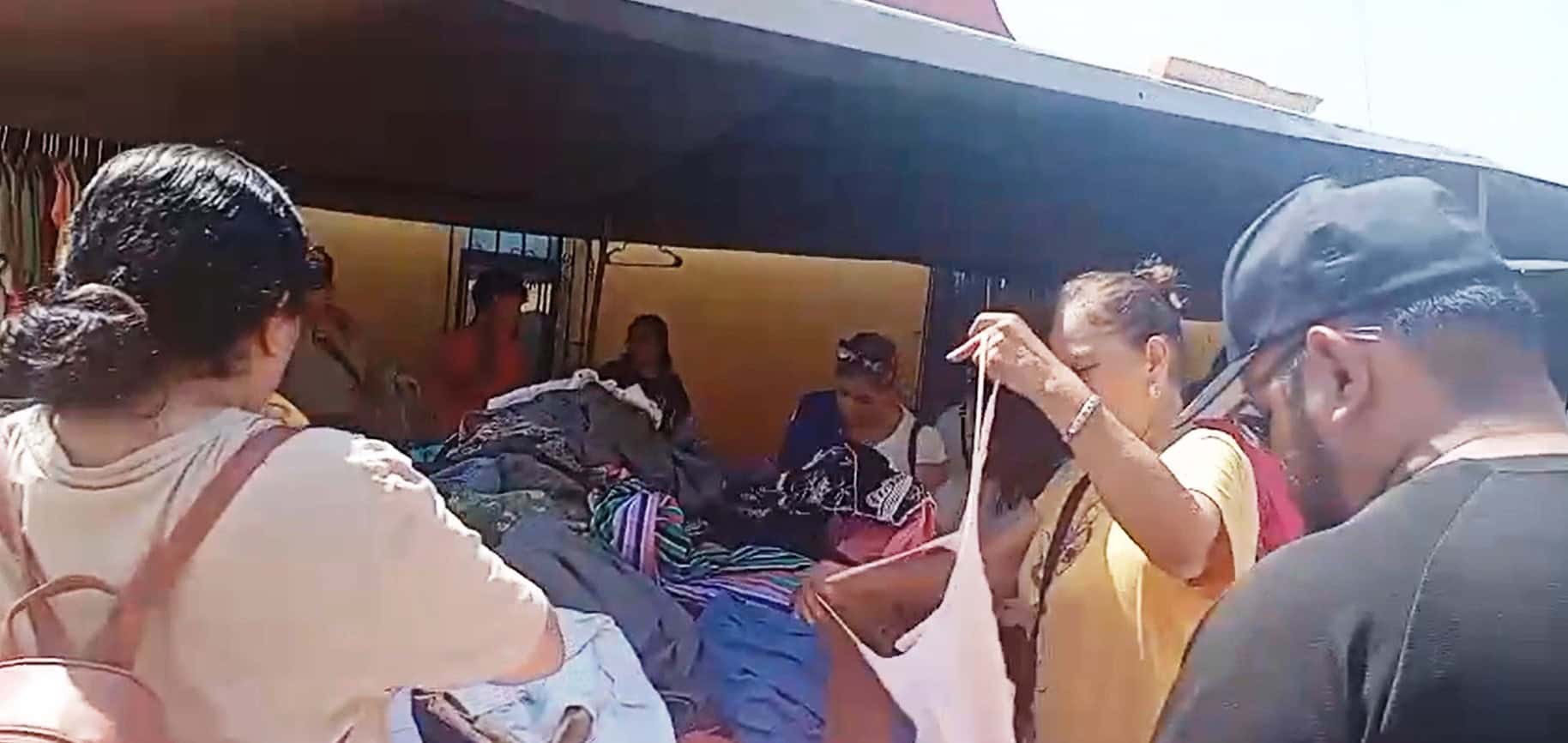 Ropa de segunda mano atrae compradores en Miravalle