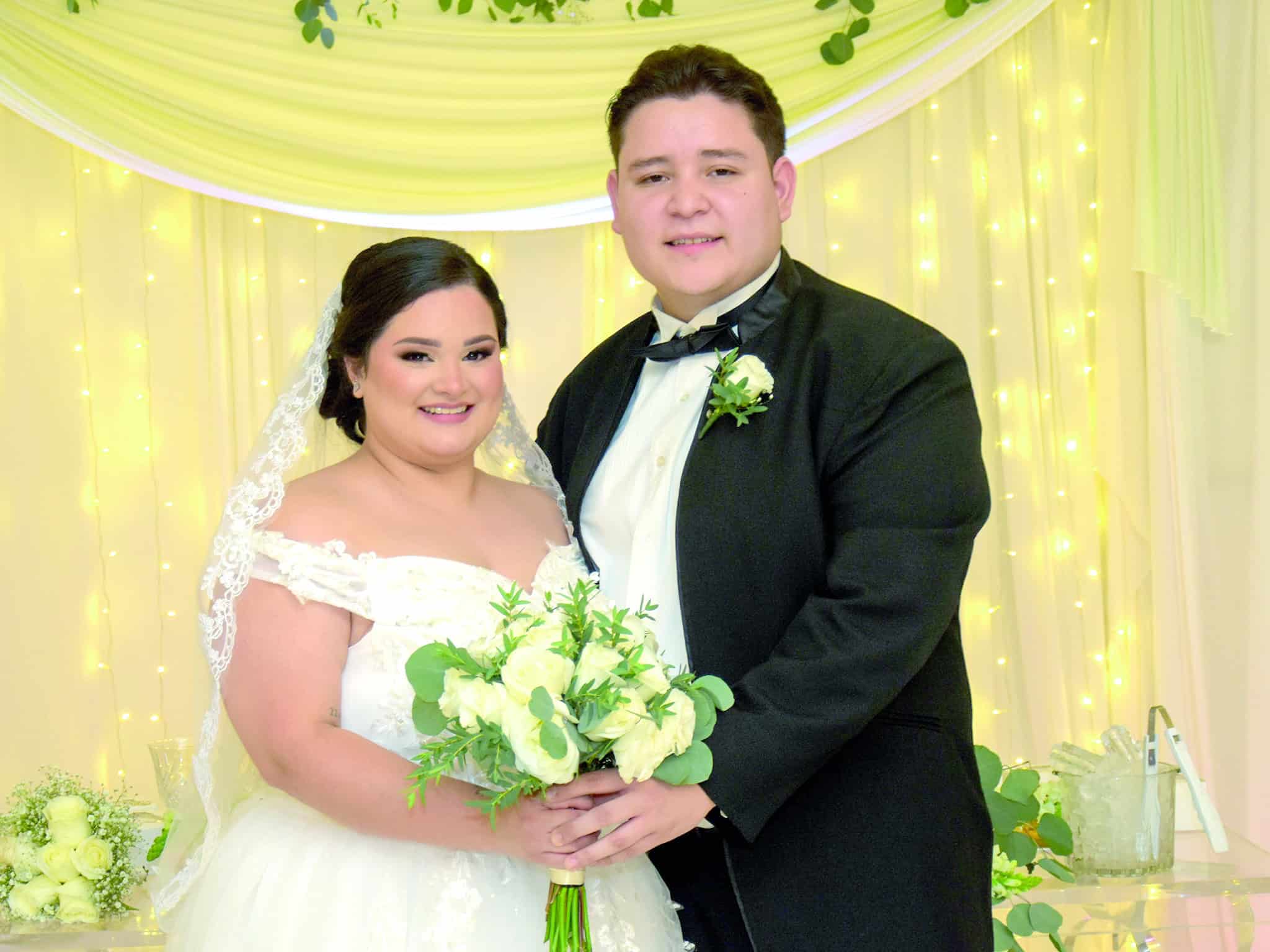 Familia y amigos acompa&ntilde;an a Jonathan &Aacute;vi&ntilde;a y Diana Flores en su boda