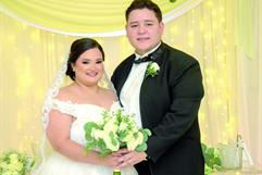 Familia y amigos acompañan a Jonathan Áviña y Diana Flores en su boda