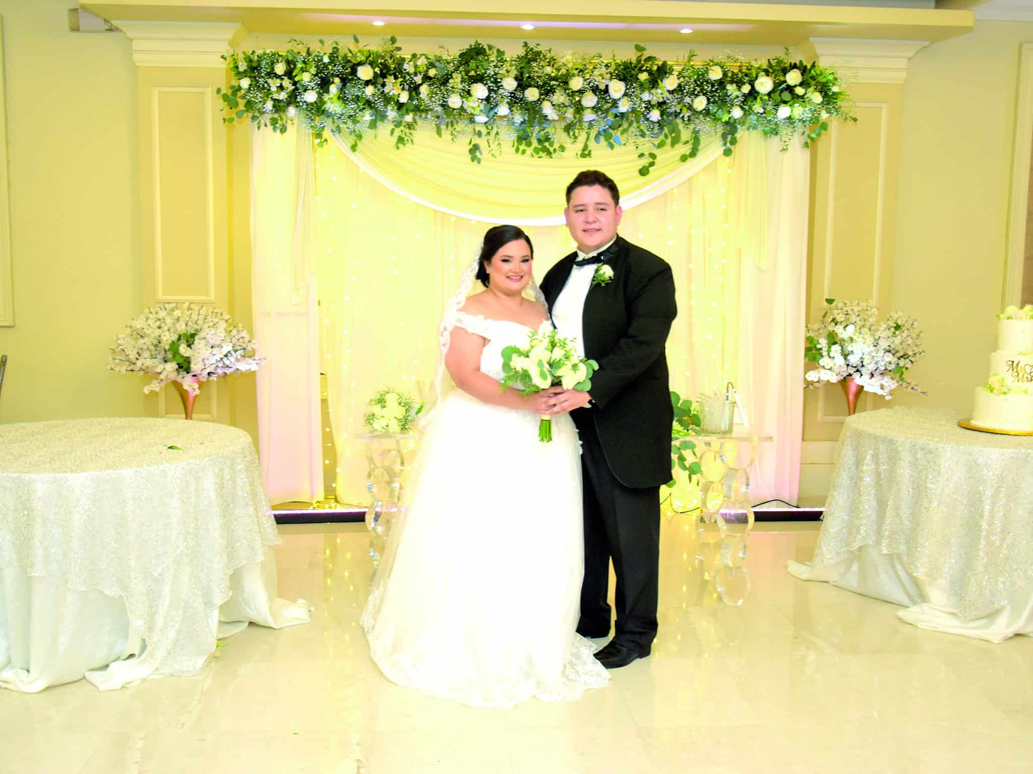 Familia y amigos acompa&ntilde;an a Jonathan &Aacute;vi&ntilde;a y Diana Flores en su boda