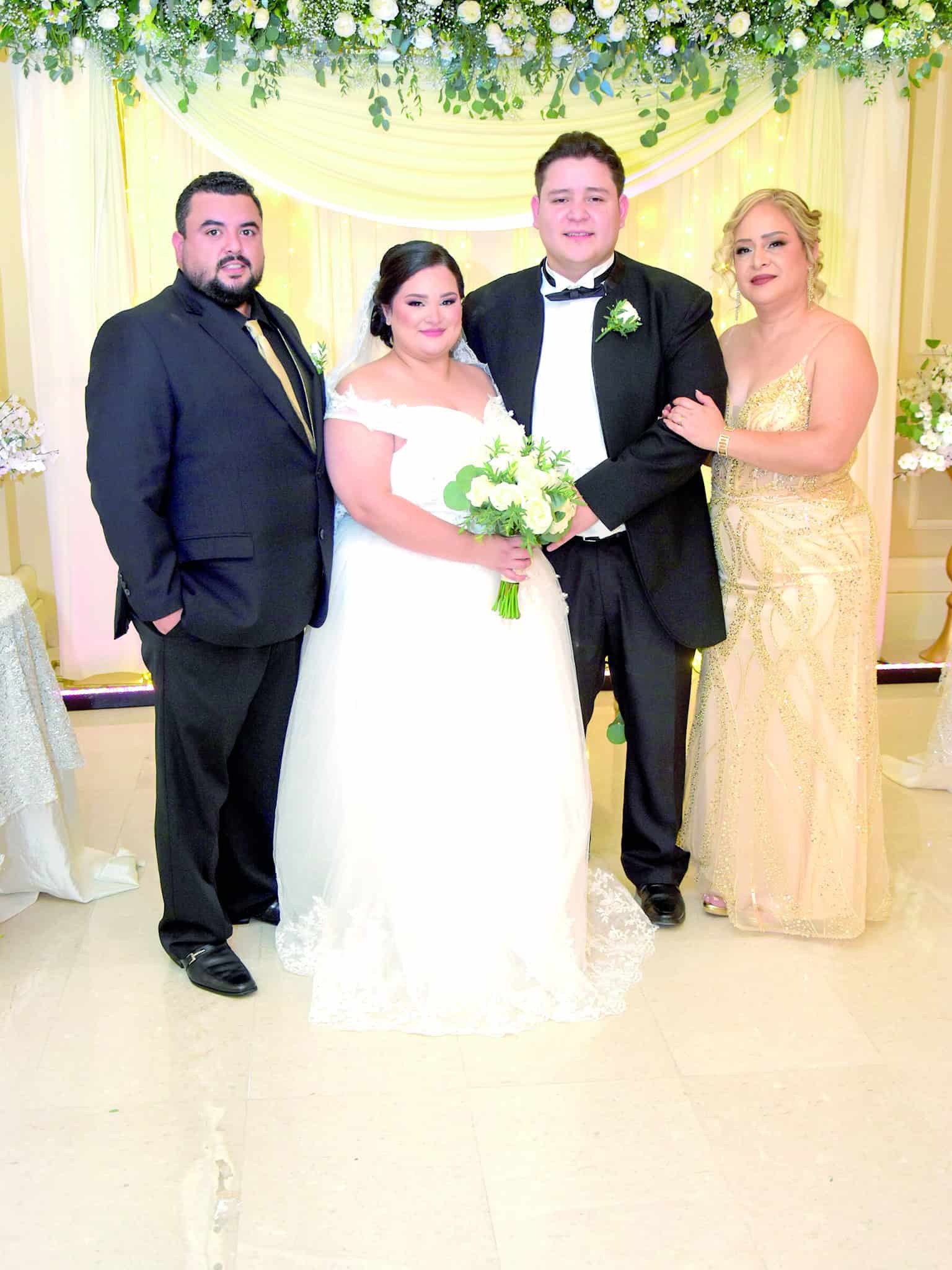 Familia y amigos acompa&ntilde;an a Jonathan &Aacute;vi&ntilde;a y Diana Flores en su boda