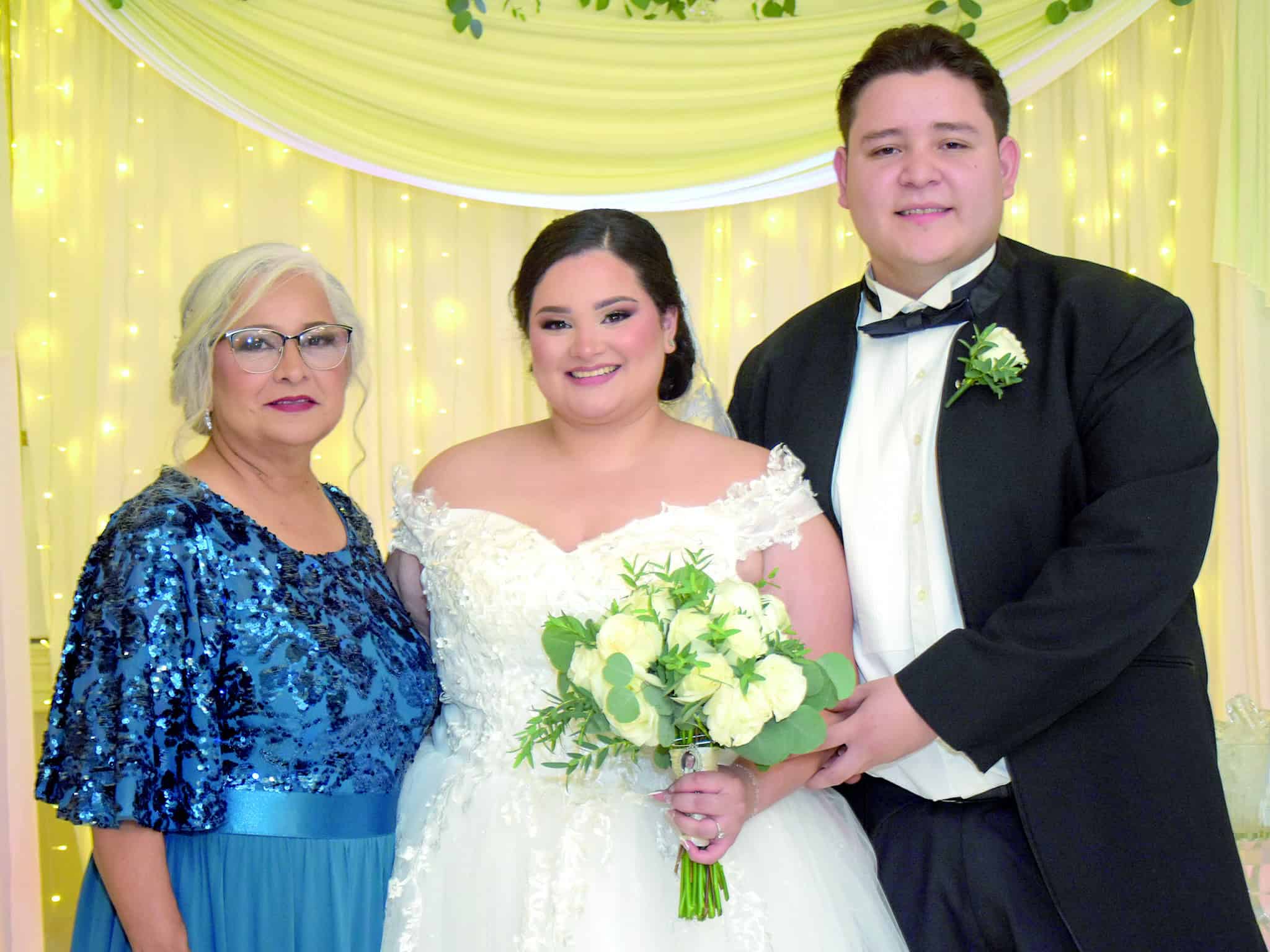 Familia y amigos acompa&ntilde;an a Jonathan &Aacute;vi&ntilde;a y Diana Flores en su boda