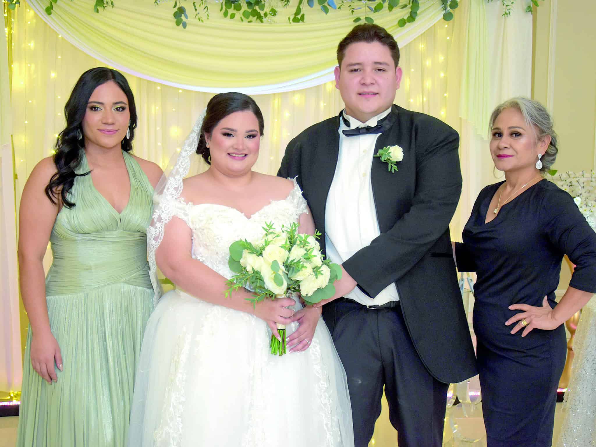 Familia y amigos acompa&ntilde;an a Jonathan &Aacute;vi&ntilde;a y Diana Flores en su boda