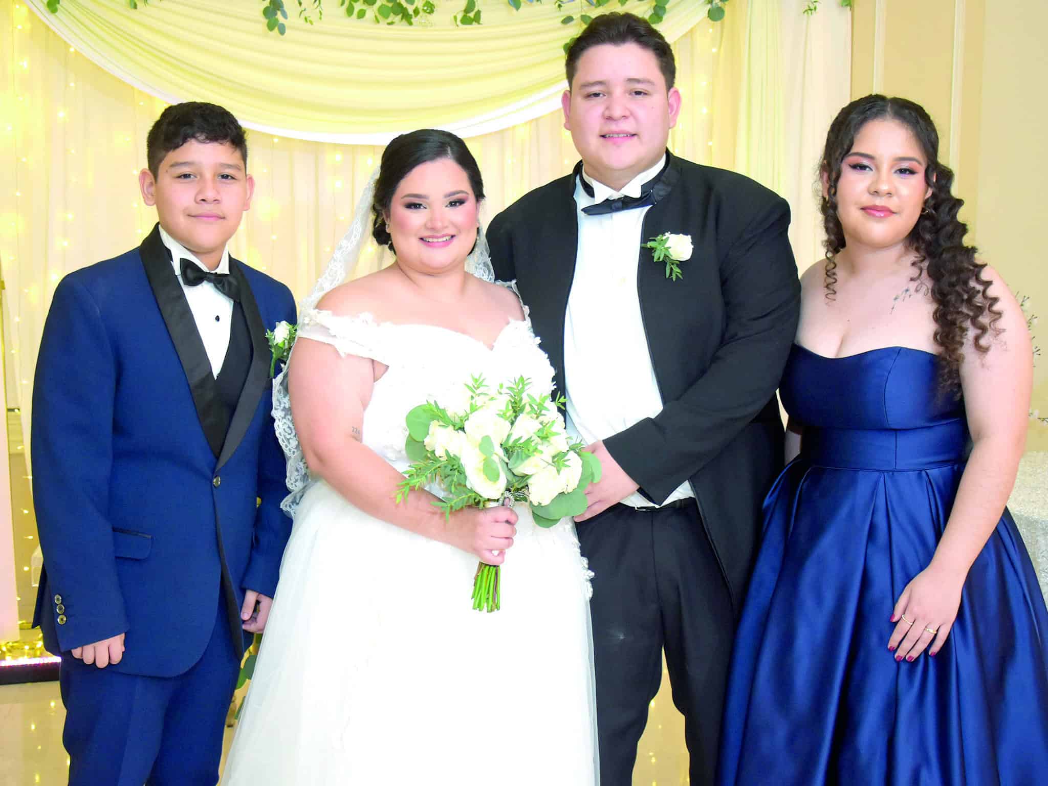 Familia y amigos acompa&ntilde;an a Jonathan &Aacute;vi&ntilde;a y Diana Flores en su boda