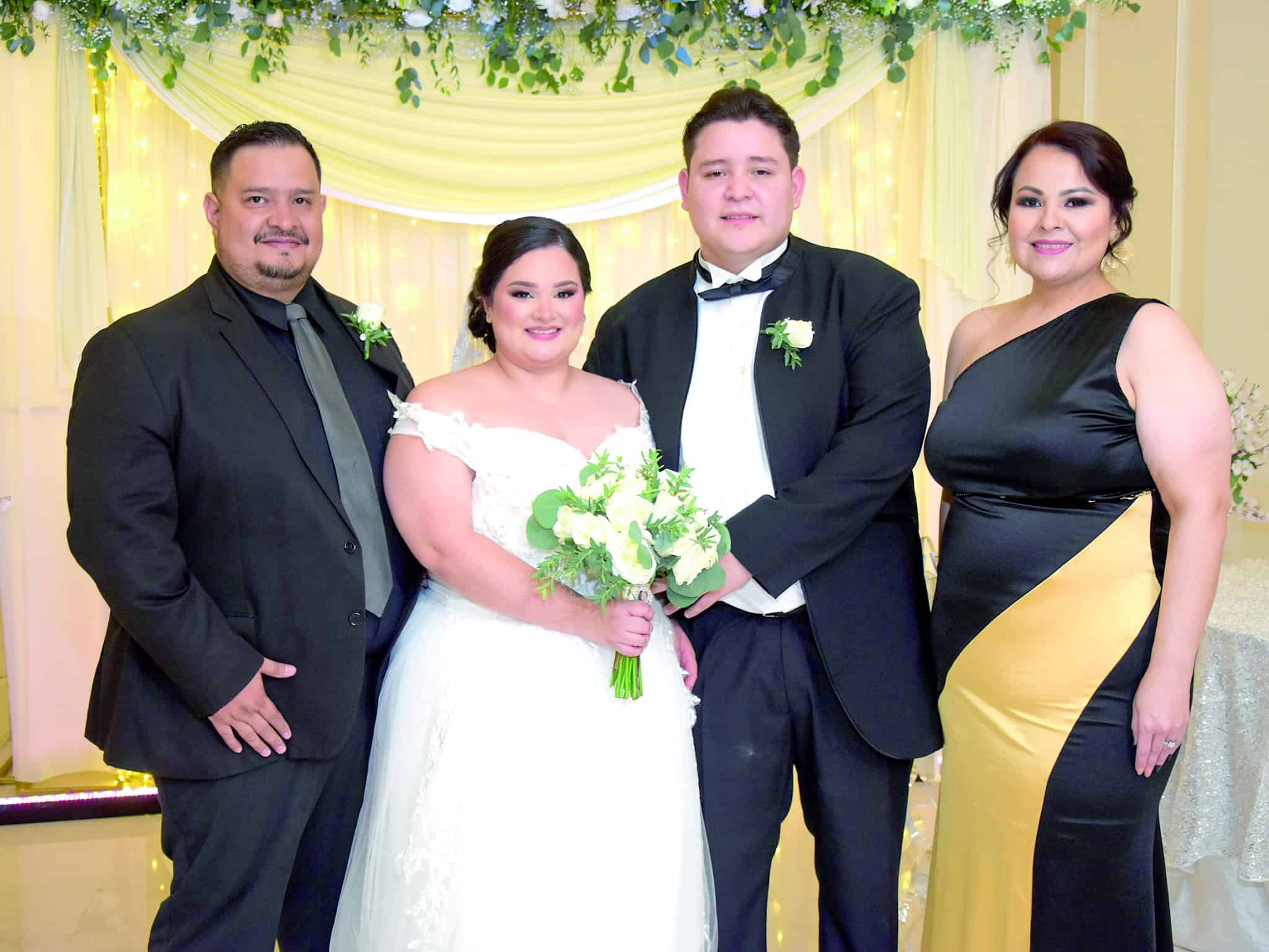Familia y amigos acompa&ntilde;an a Jonathan &Aacute;vi&ntilde;a y Diana Flores en su boda