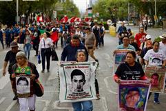 Familias de normalistas de Ayotzinapa buscan justicia en audiencia clave