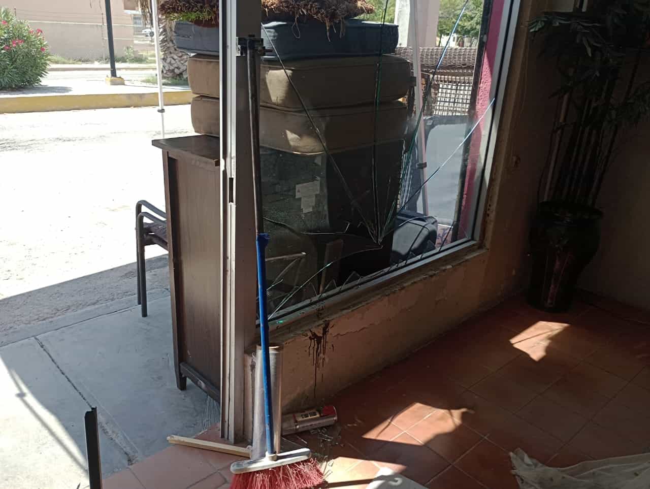 Choque de veh&iacute;culo causa da&ntilde;os en bazar de Ximena Ballesteros