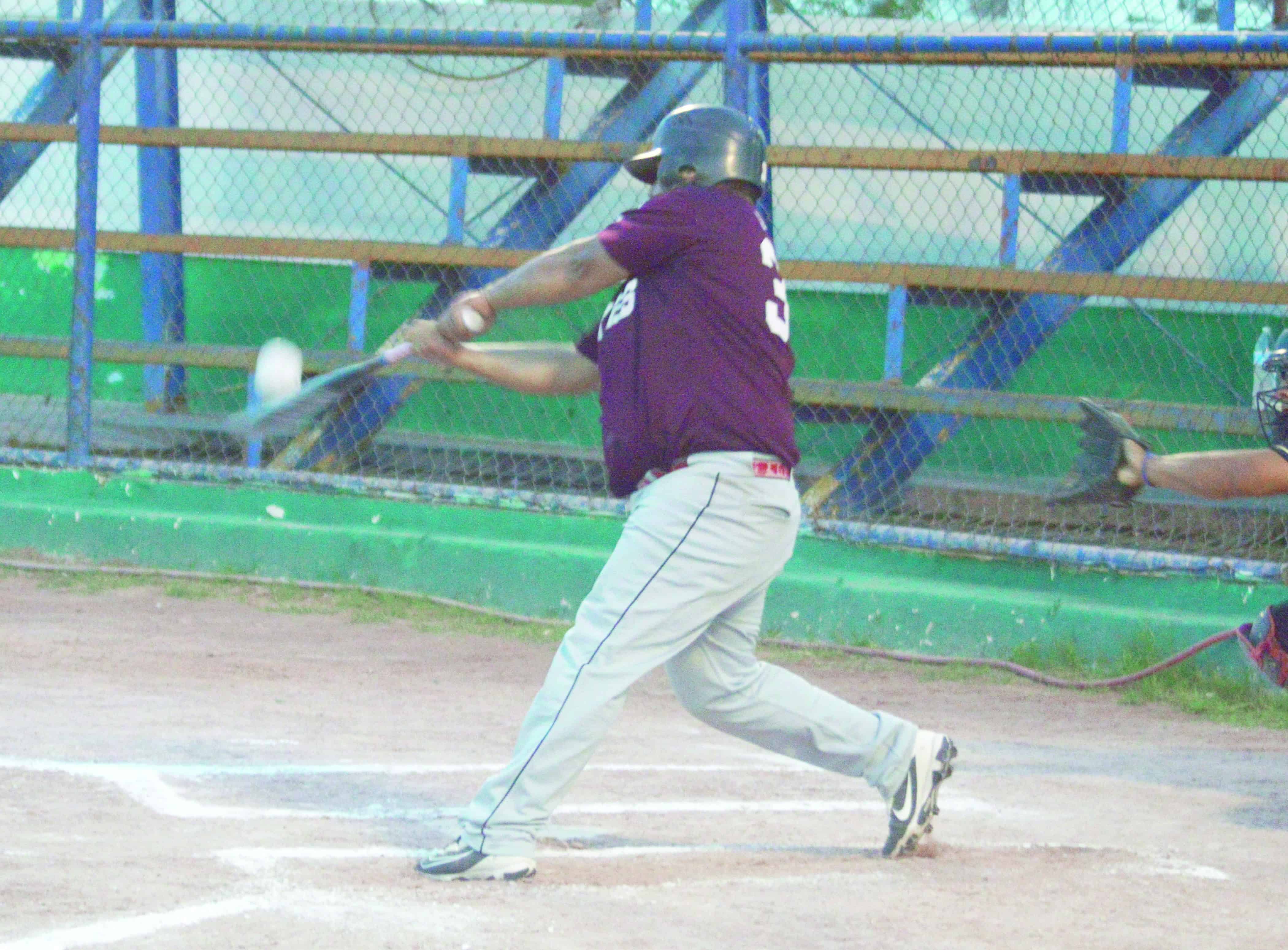 La Raza avanza a la final de softbol tras vencer a Potros