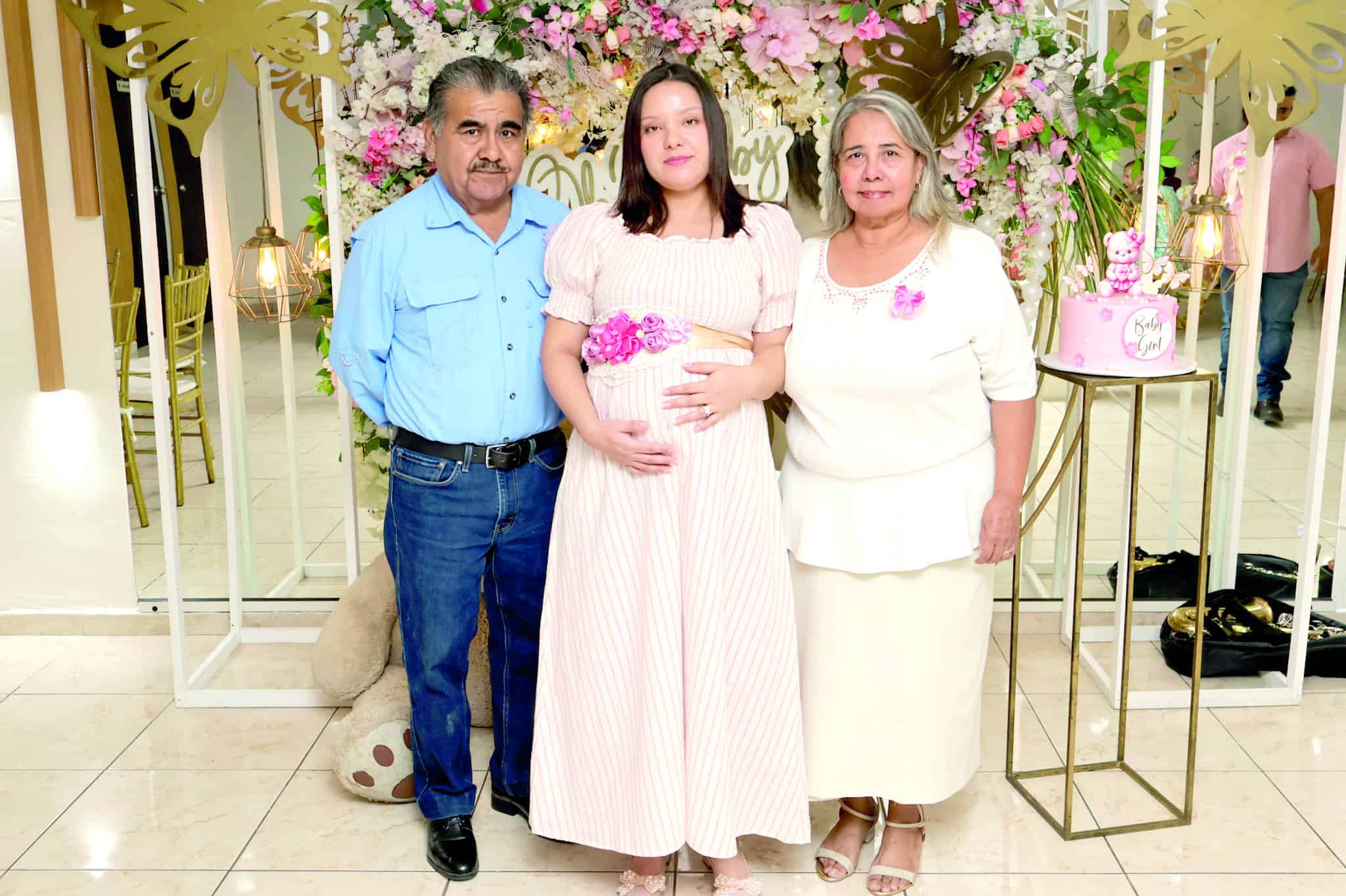 Vanessa Gonz&aacute;lez celebra su baby shower con amigos y familia
