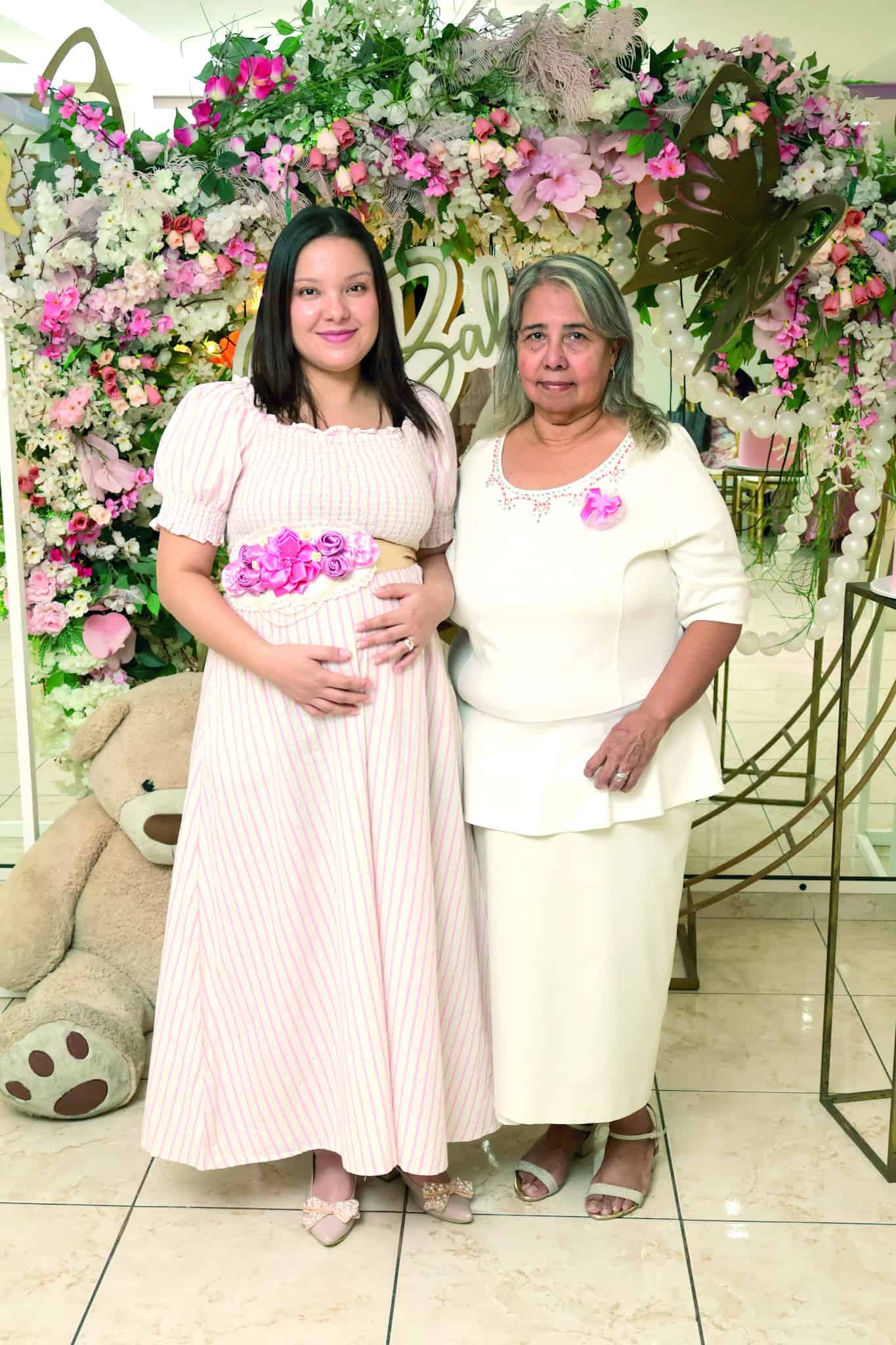 Vanessa Gonz&aacute;lez celebra su baby shower con amigos y familia
