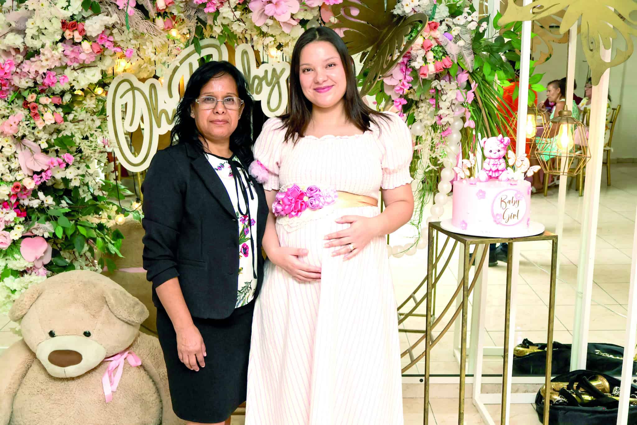 Vanessa Gonz&aacute;lez celebra su baby shower con amigos y familia