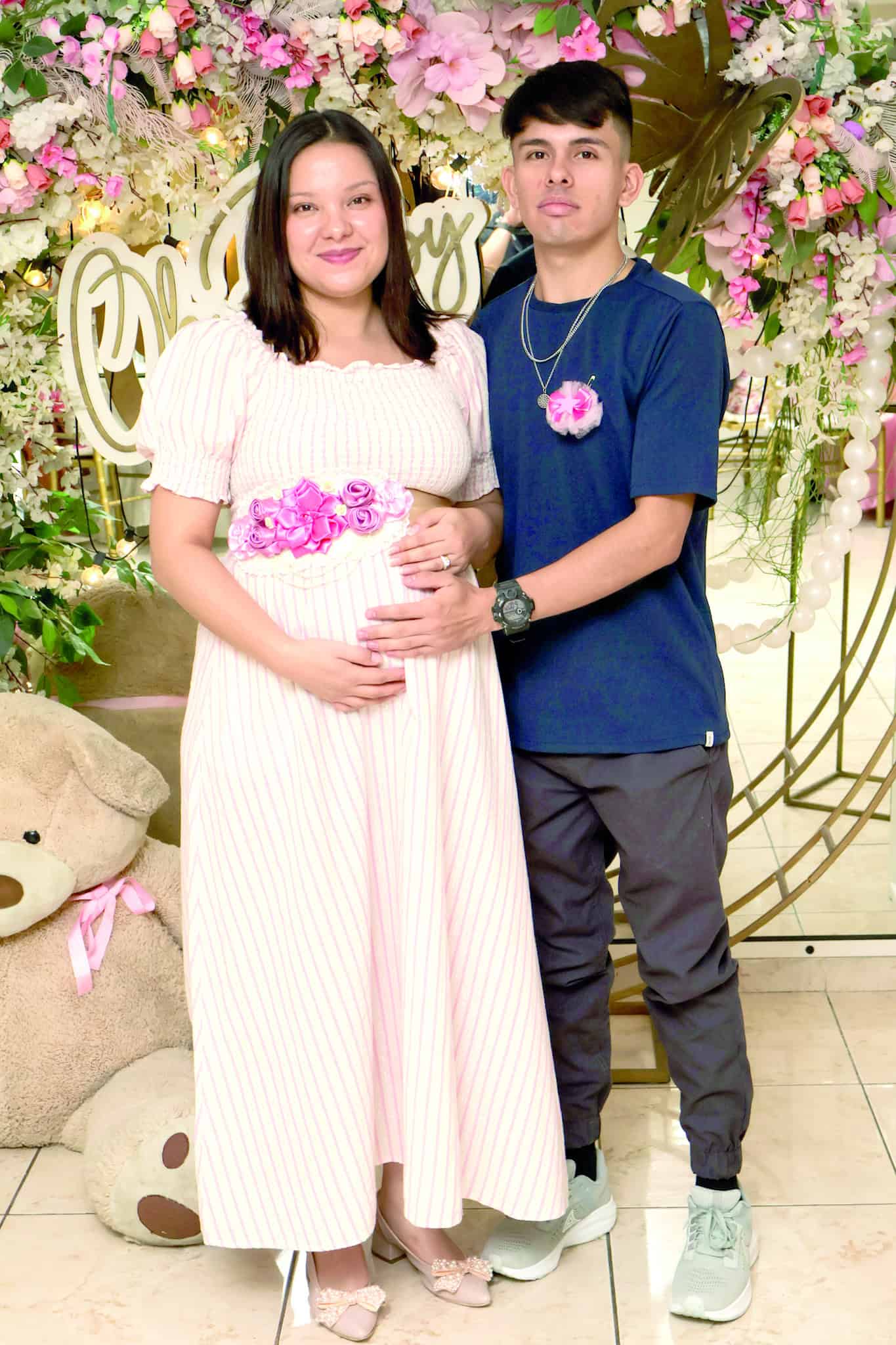 Vanessa Gonz&aacute;lez celebra su baby shower con amigos y familia