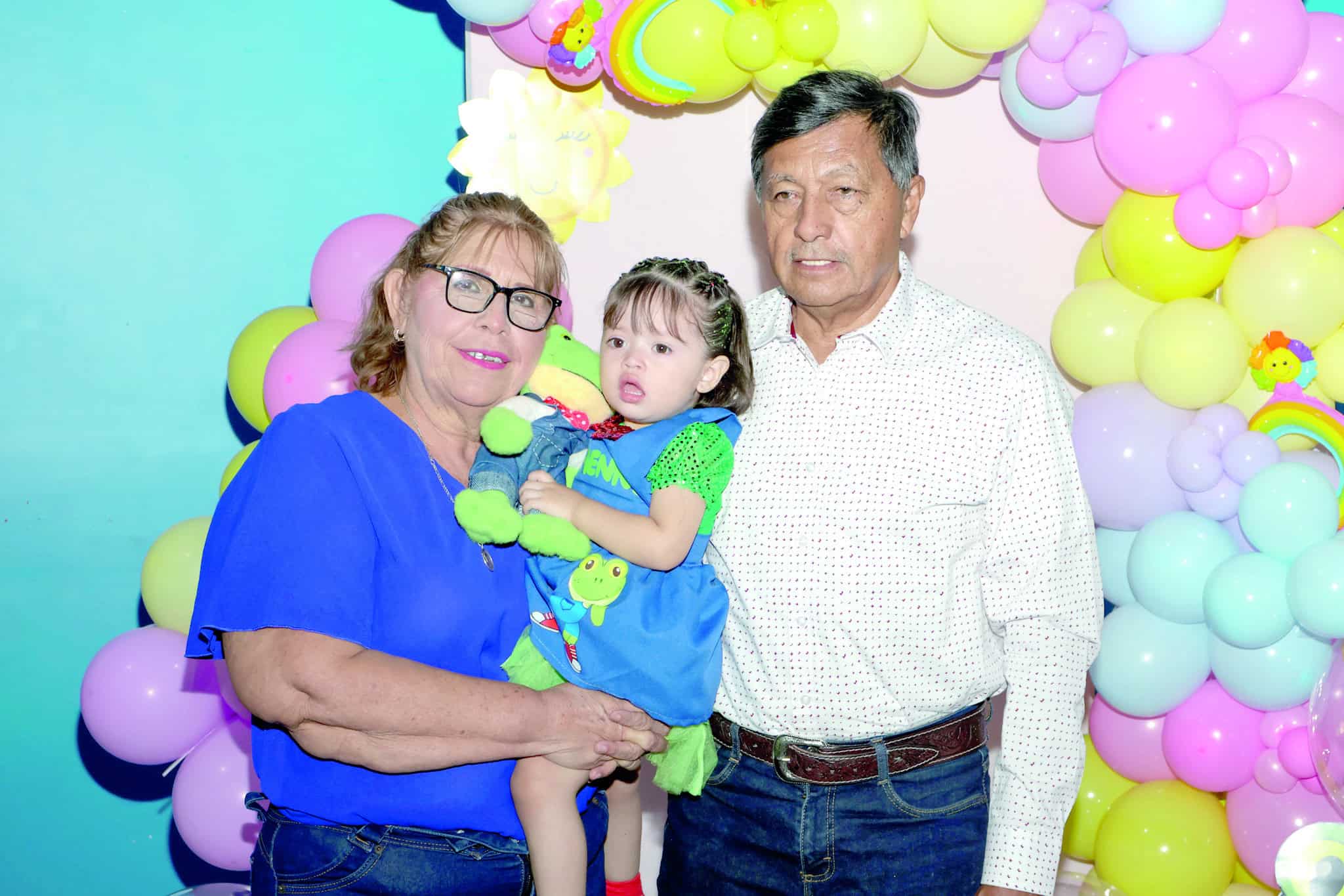 Familia y amigos se re&uacute;nen para festejar el cumplea&ntilde;os de Ailany Rodr&iacute;guez