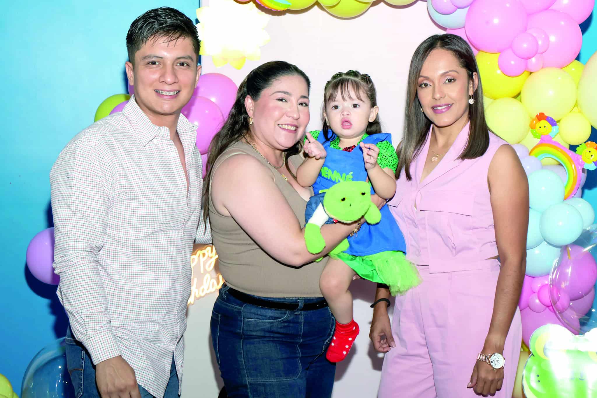 Familia y amigos se re&uacute;nen para festejar el cumplea&ntilde;os de Ailany Rodr&iacute;guez