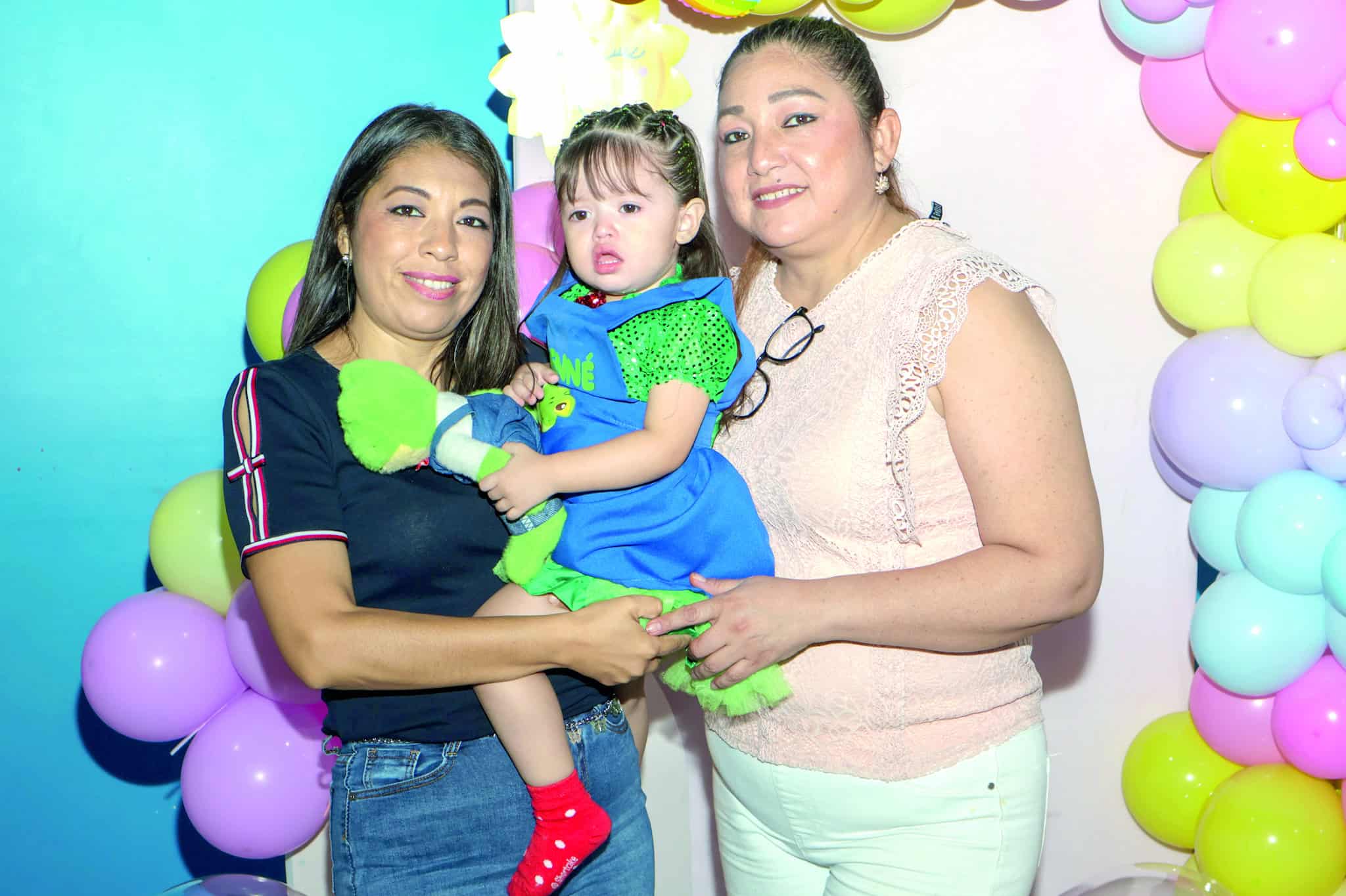 Familia y amigos se re&uacute;nen para festejar el cumplea&ntilde;os de Ailany Rodr&iacute;guez