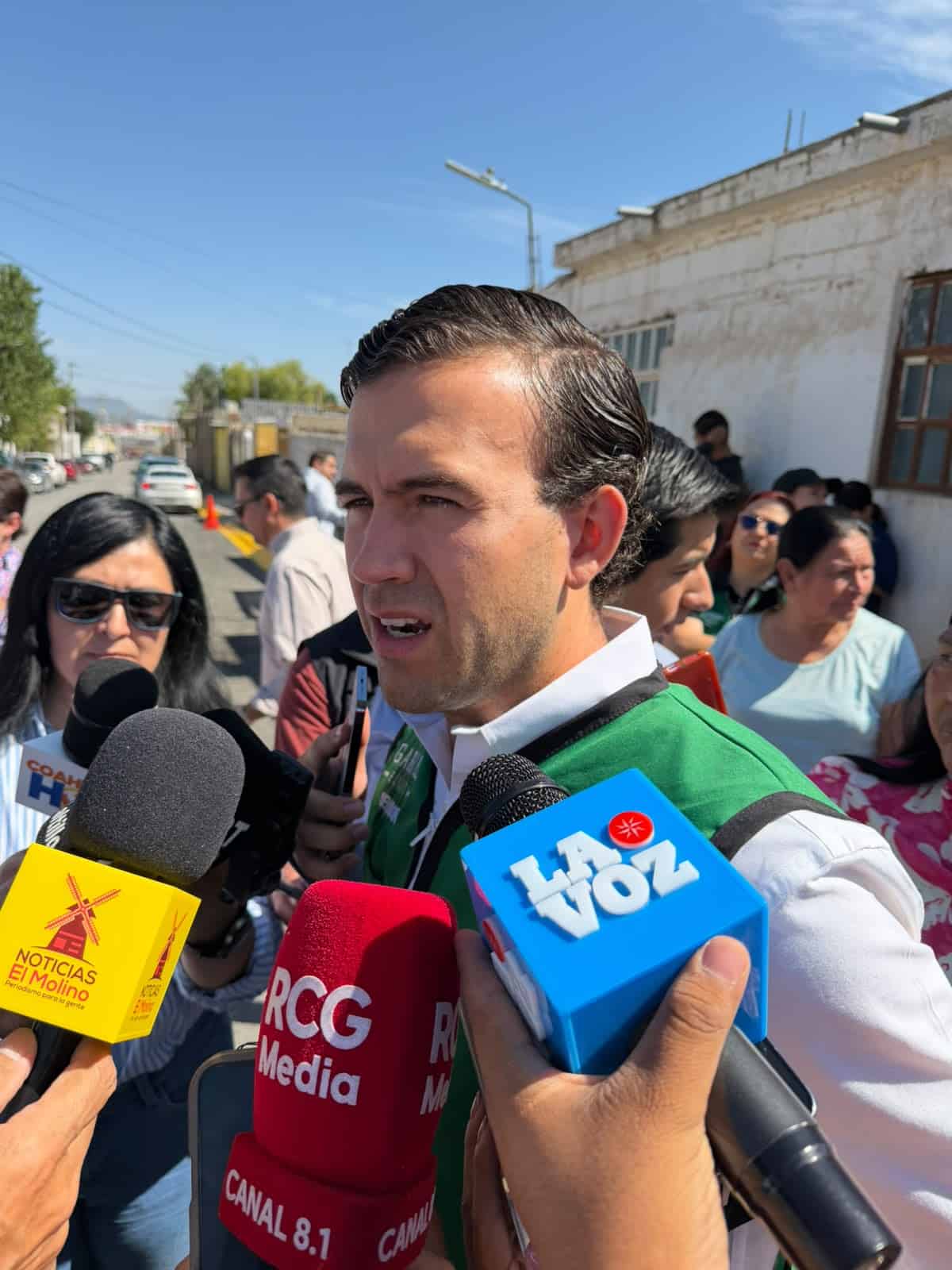 Gabriel Elizondo se re&uacute;ne con senadores del PRI para definir postura sobre ley mordaza