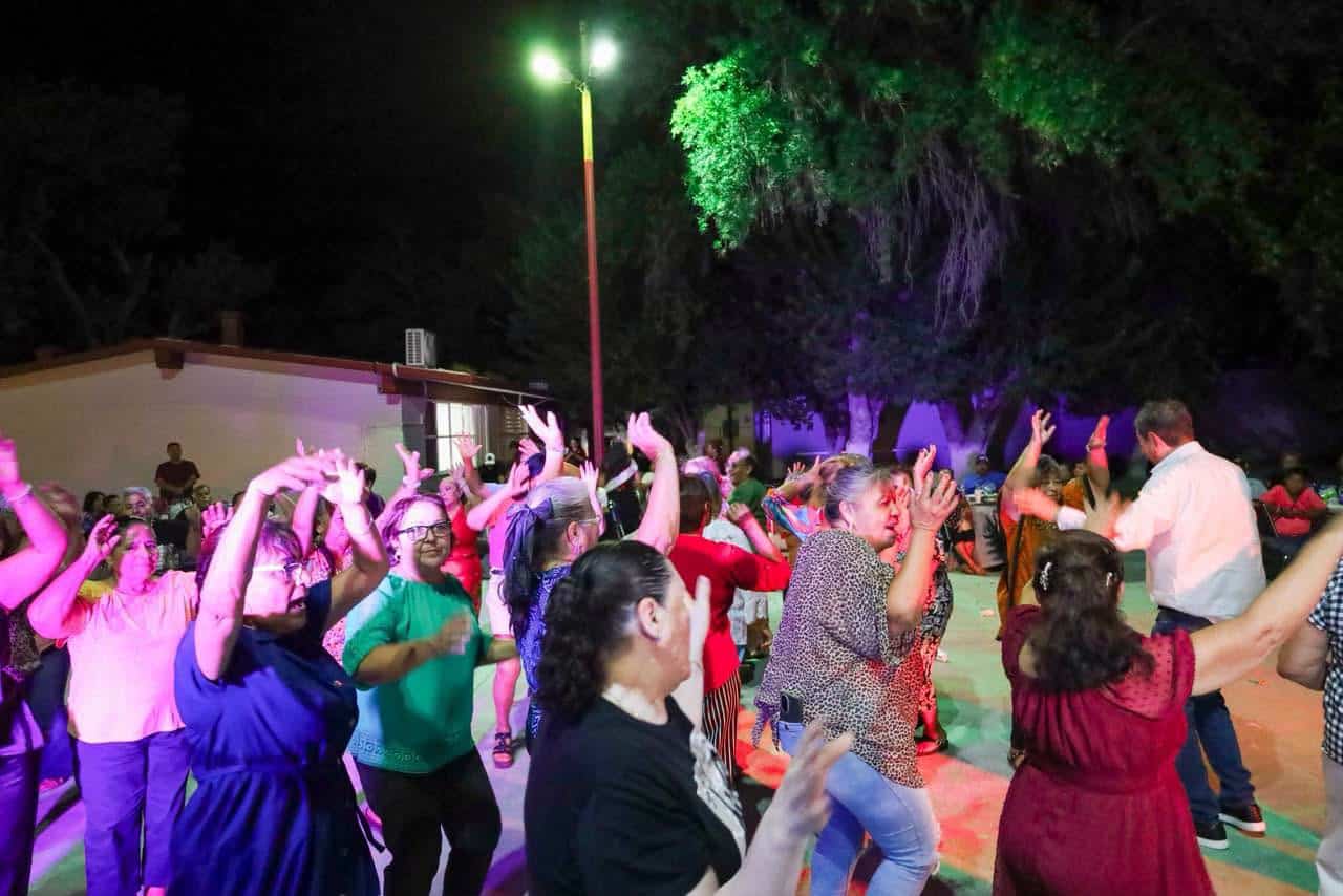 Adultos mayores de Allende disfrutan de Noche de Estrellas