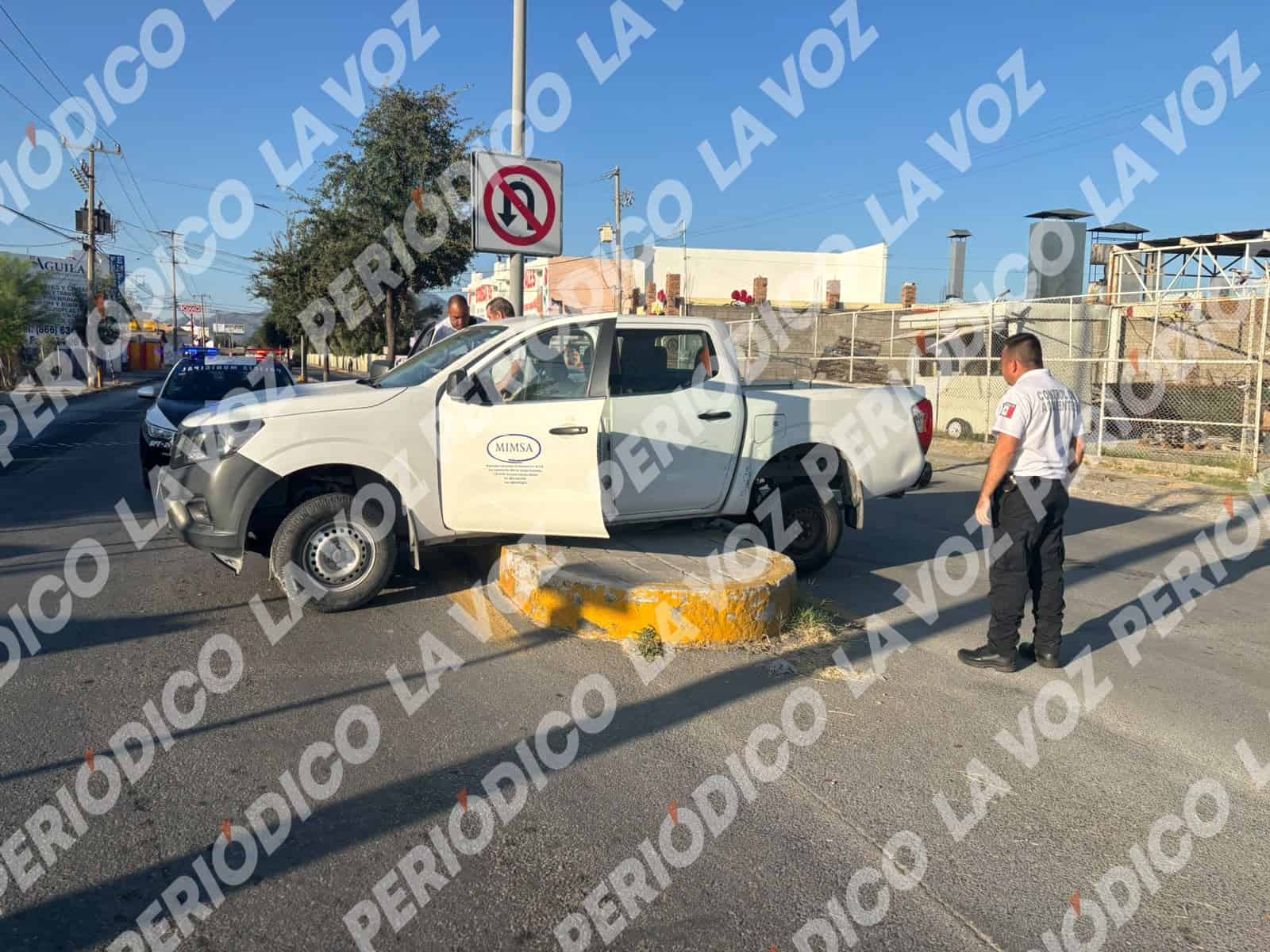 Accidente en Monclova: camioneta Mimsa termina sobre el camell&oacute;n