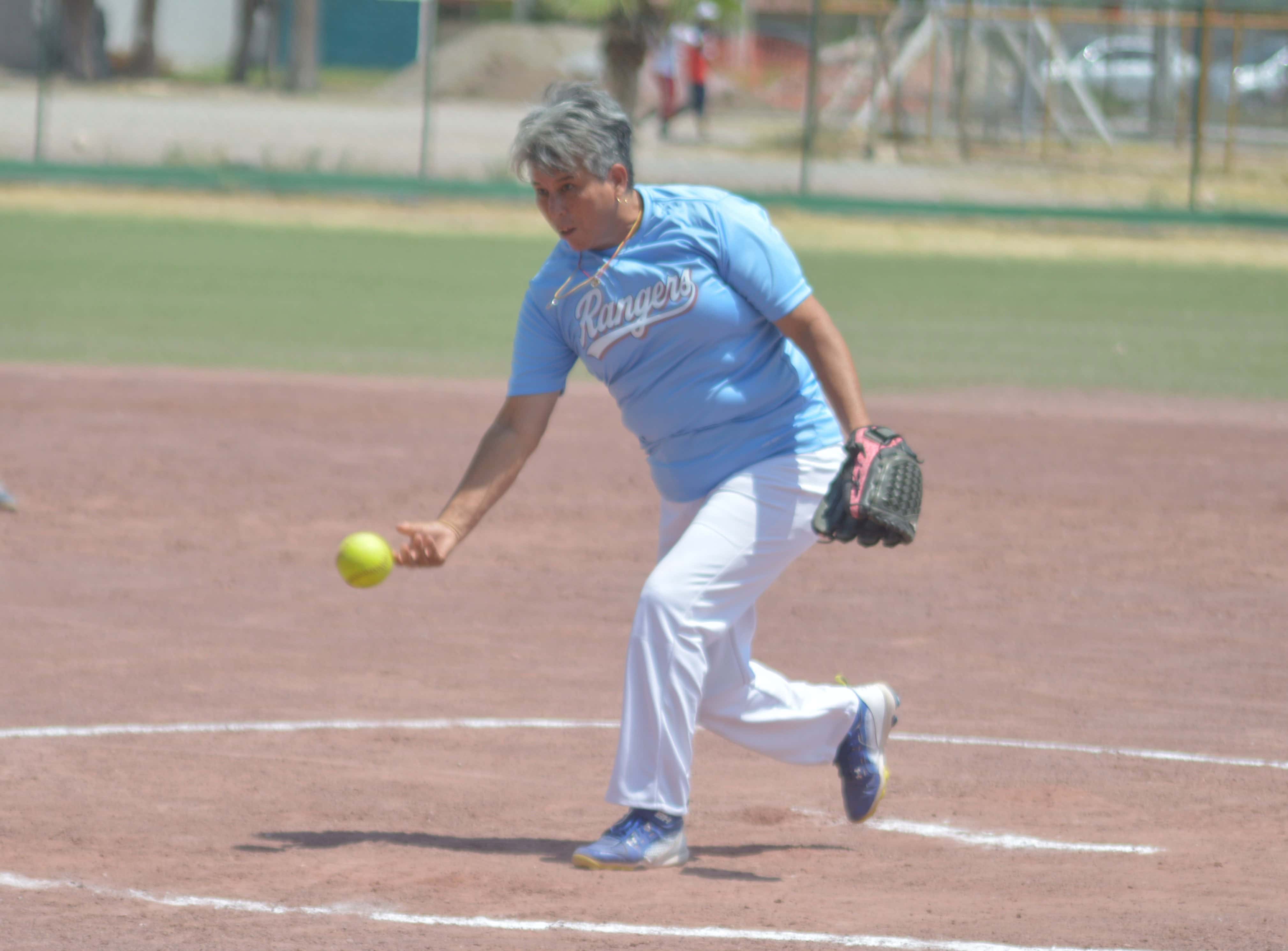 Rangers vence 21-0 a Queens en la Liga Municipal de Softbol