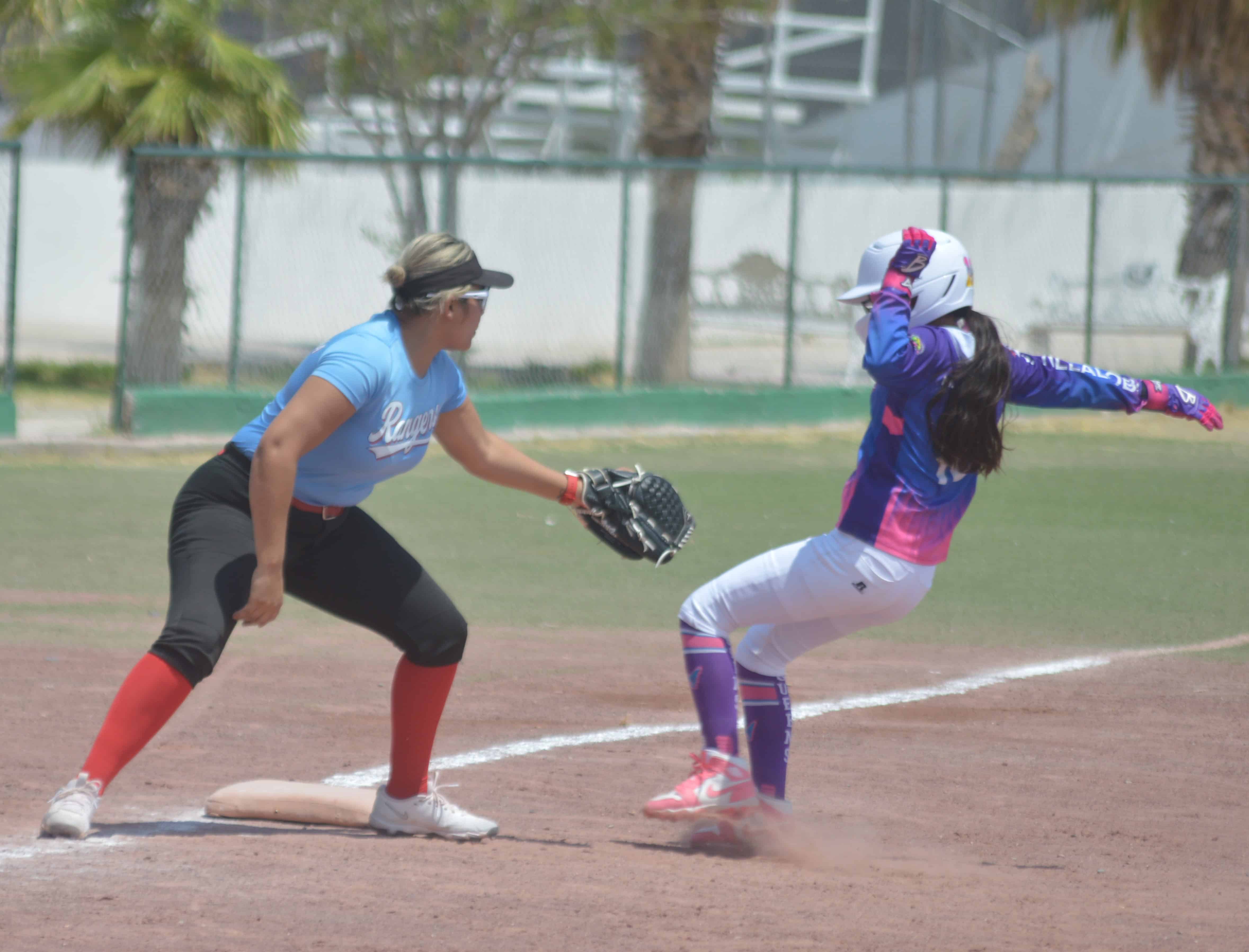 Rangers vence 21-0 a Queens en la Liga Municipal de Softbol