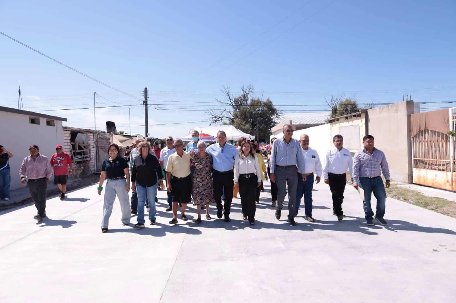 &Oacute;scar R&iacute;os Ram&iacute;rez entrega pavimentaci&oacute;n en calle Col&oacute;n: San Juan de Sabinas