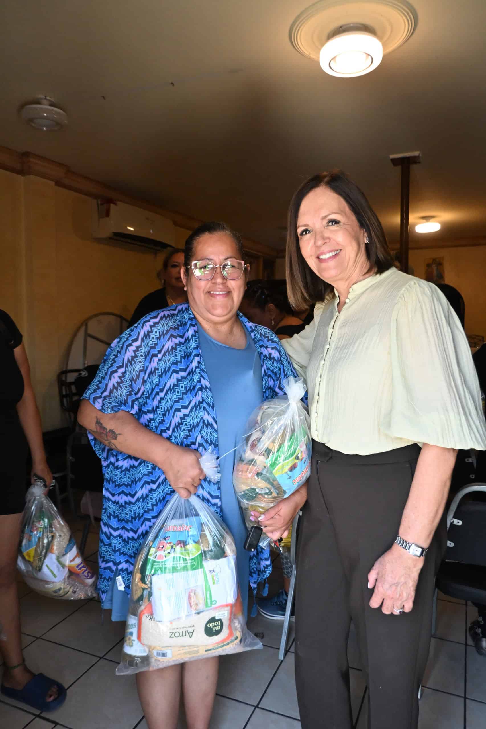Sari P&eacute;rez entrega apoyos del Programa Alimentario Municipal